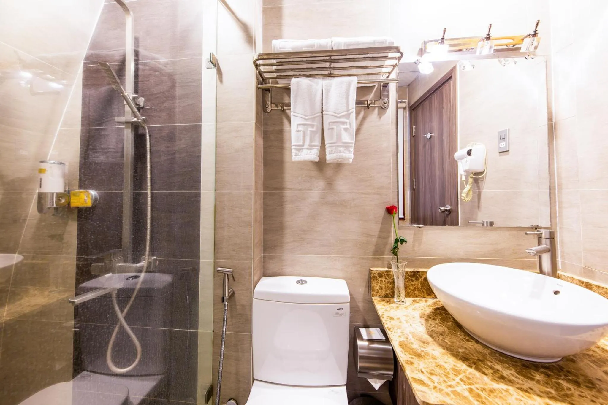 Shower in Mai Thang Hotel Da Lat