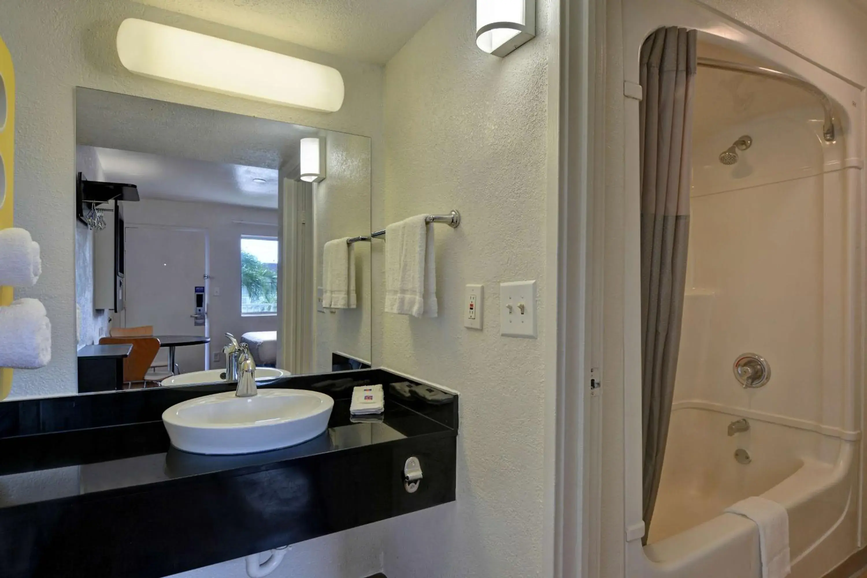 Deluxe Quadruple Room - Smoking in Motel 6 Dania Beach Deluxe Quadruple Room - Smoking in Motel 6 Dania Beach