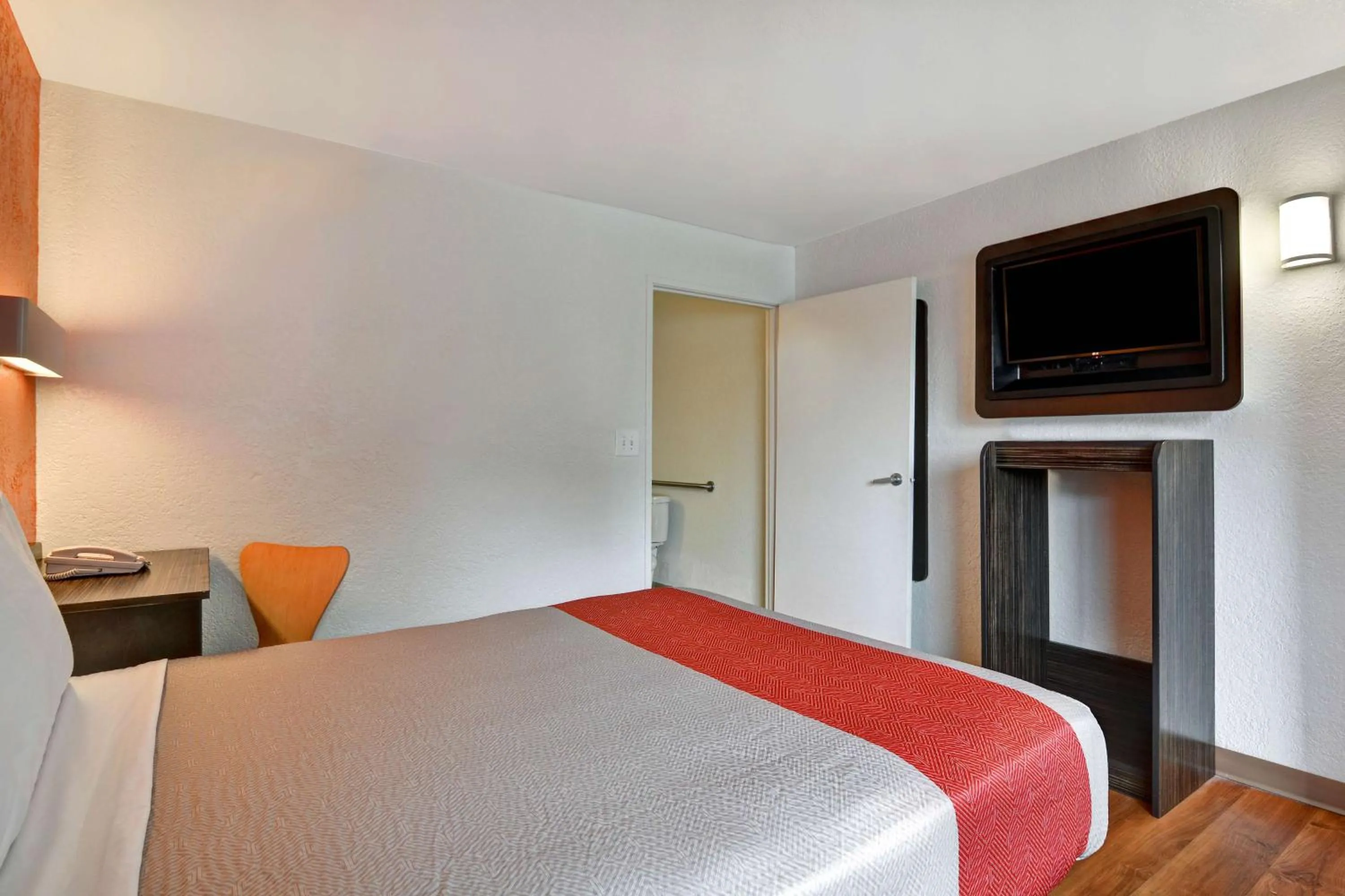 Bedroom, Bed in Motel 6 Dania Beach