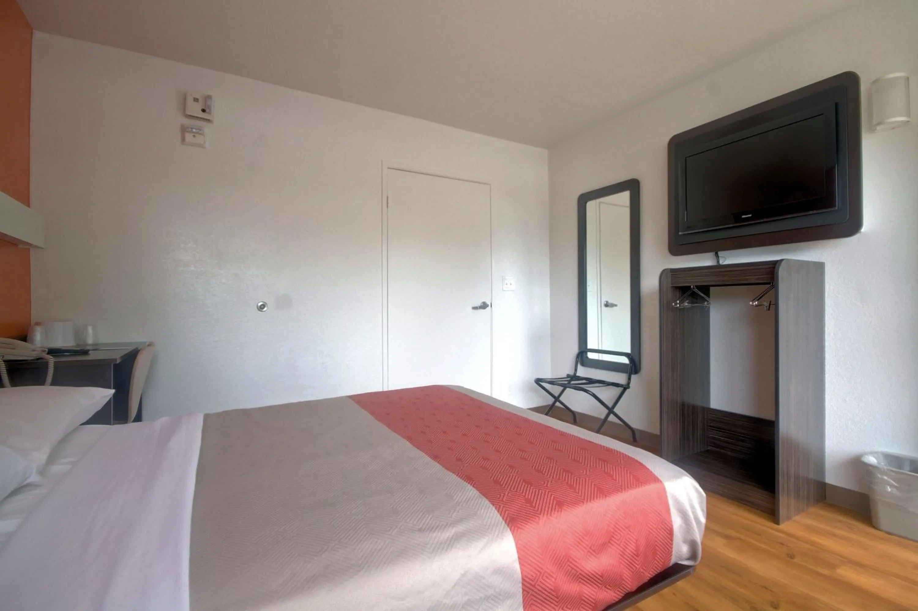 Bedroom, Bed in Motel 6 Dania Beach