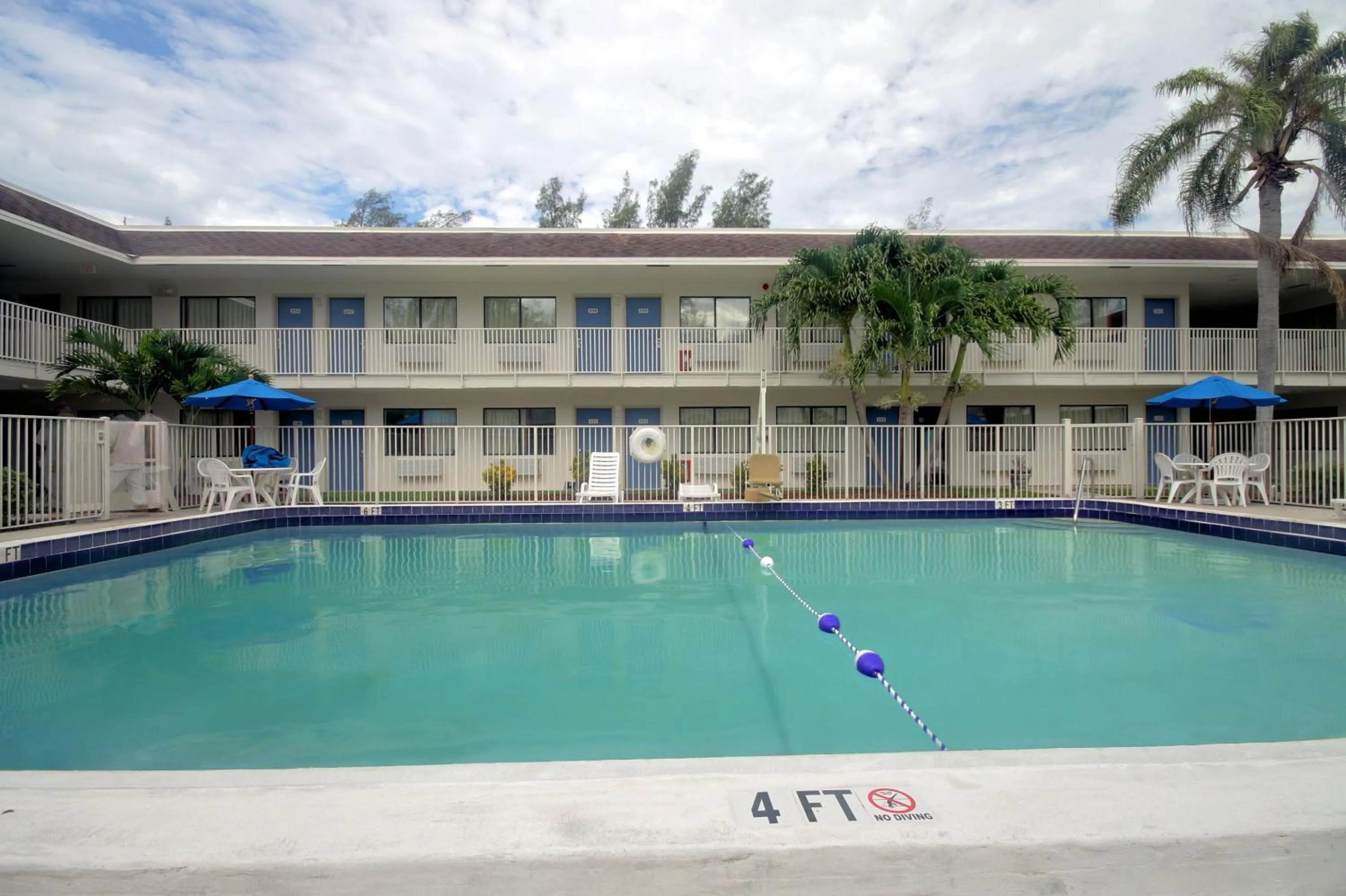 Swimming pool in Motel 6 Dania Beach