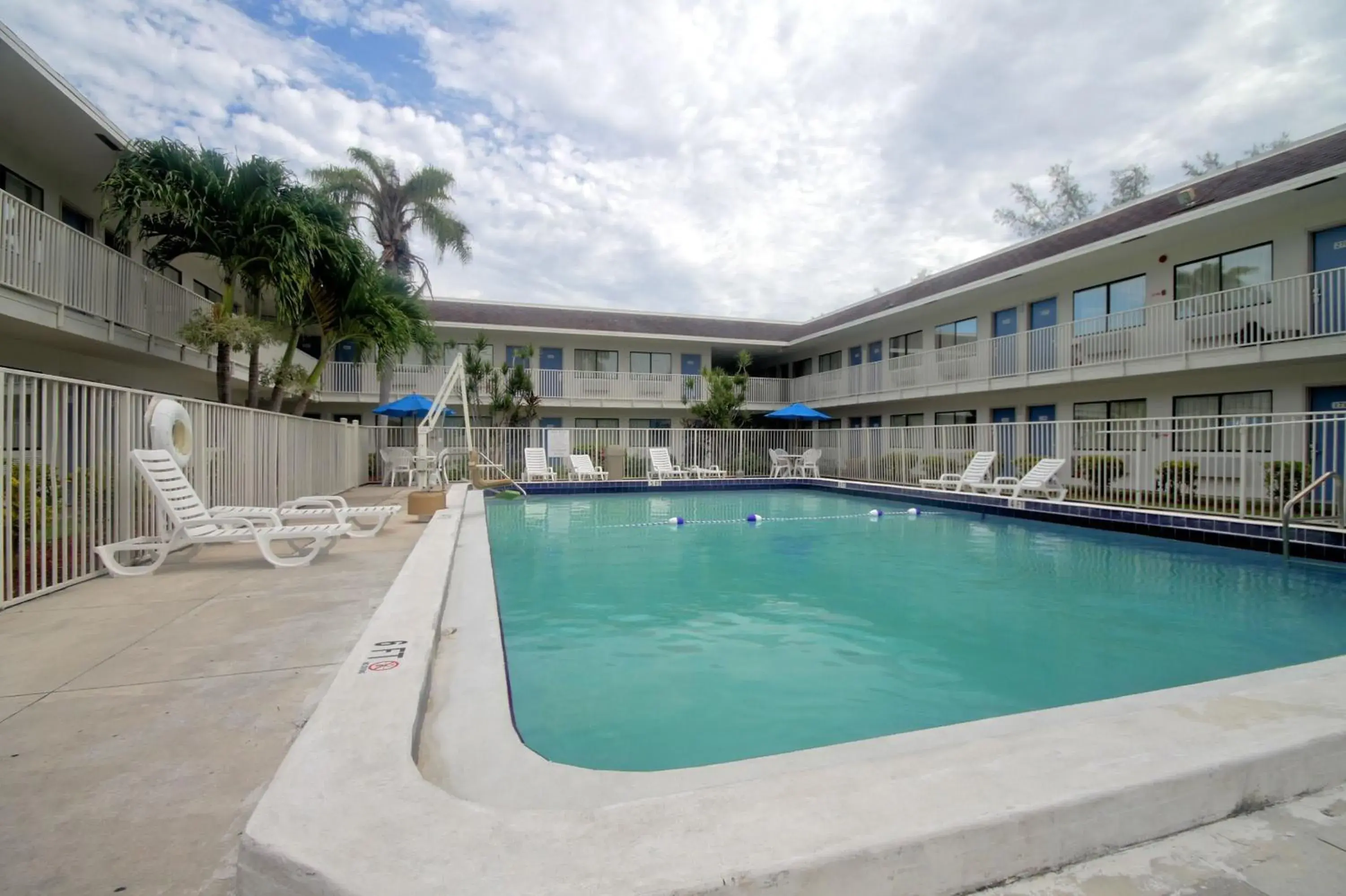 Swimming pool in Motel 6 Dania Beach Swimming pool in Motel 6 Dania Beach
