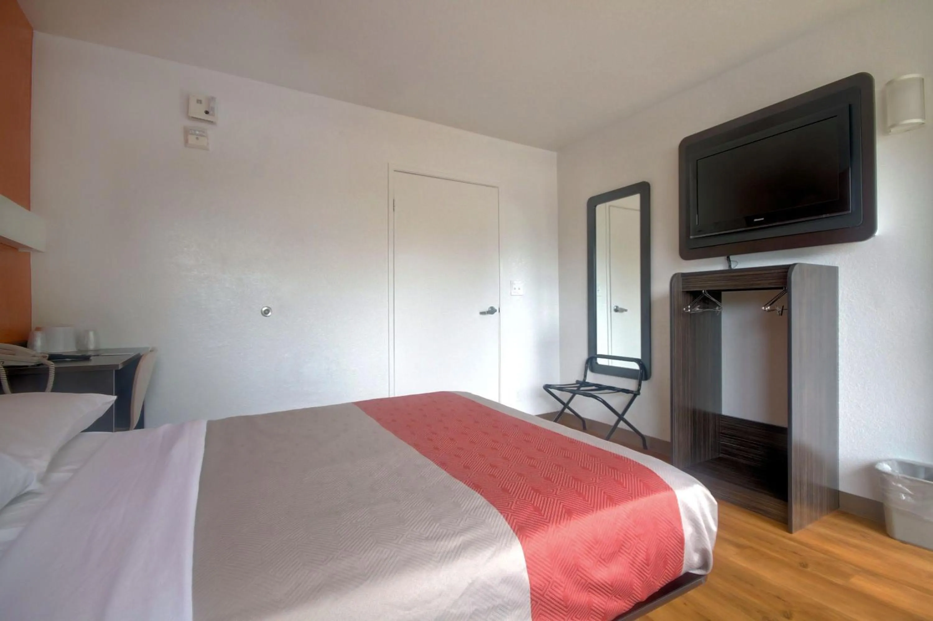 Bedroom, Bed in Motel 6 Dania Beach