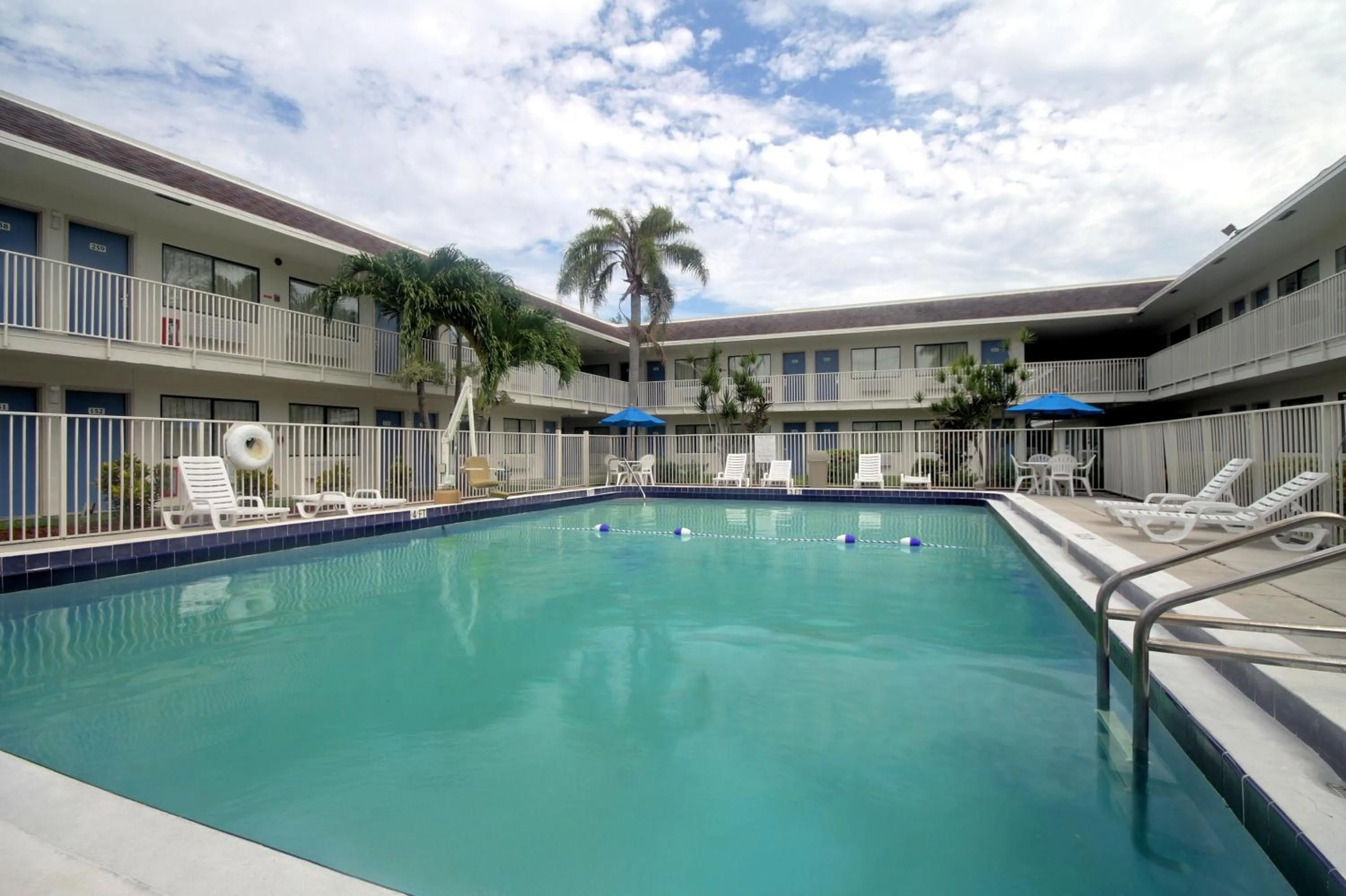 Swimming pool in Motel 6 Dania Beach