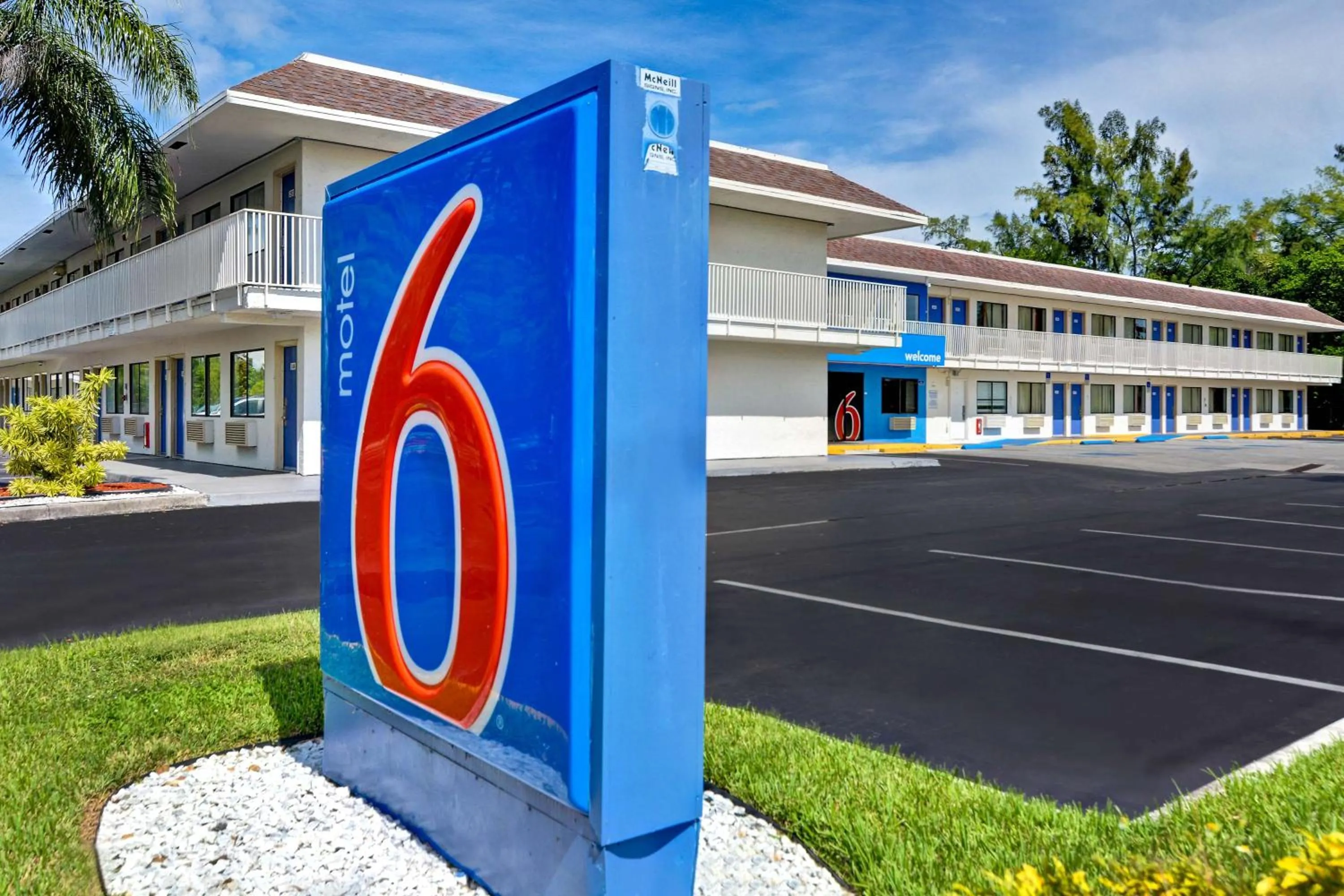 Property building in Motel 6 Dania Beach