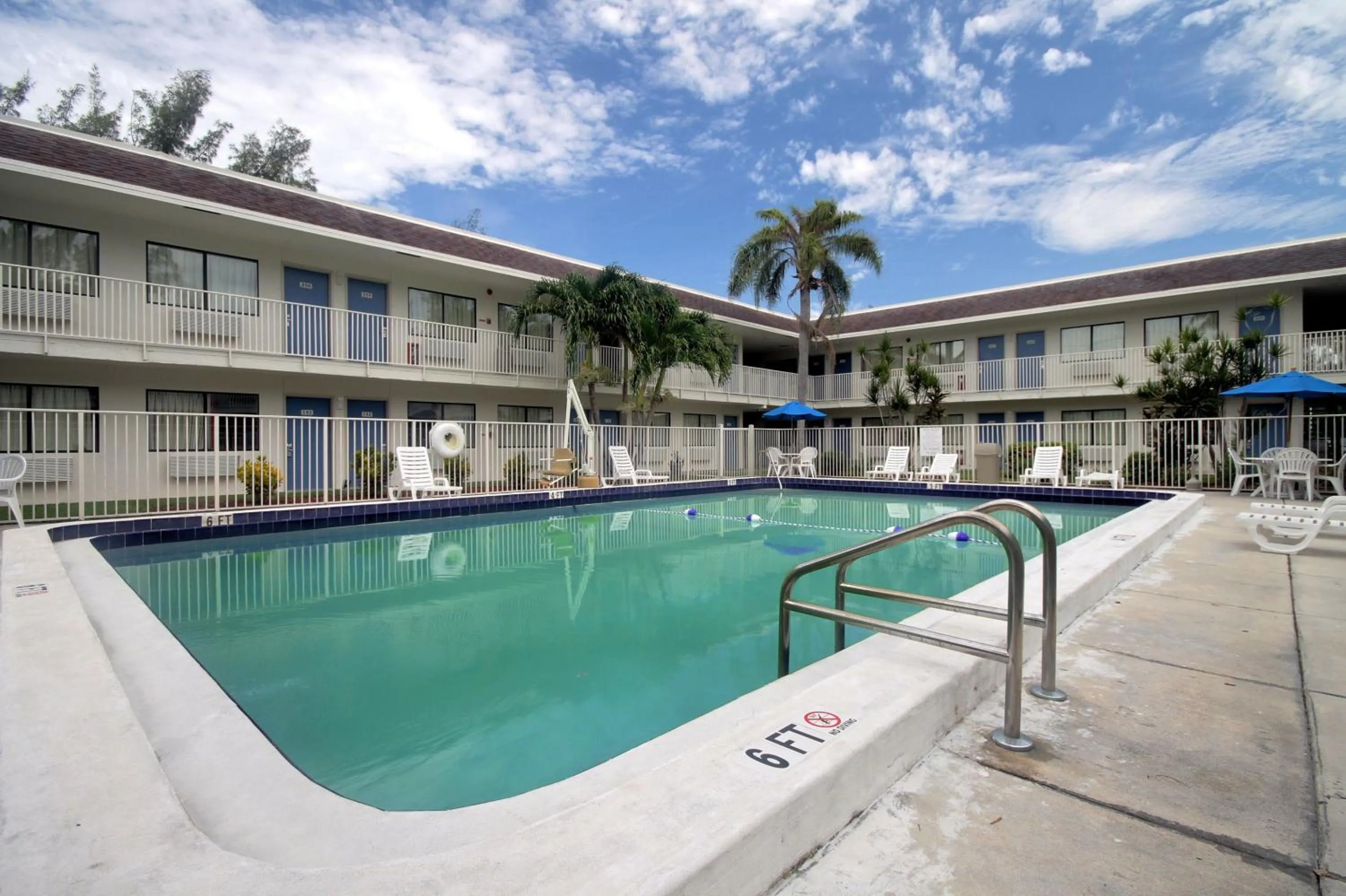 Swimming pool in Motel 6 Dania Beach