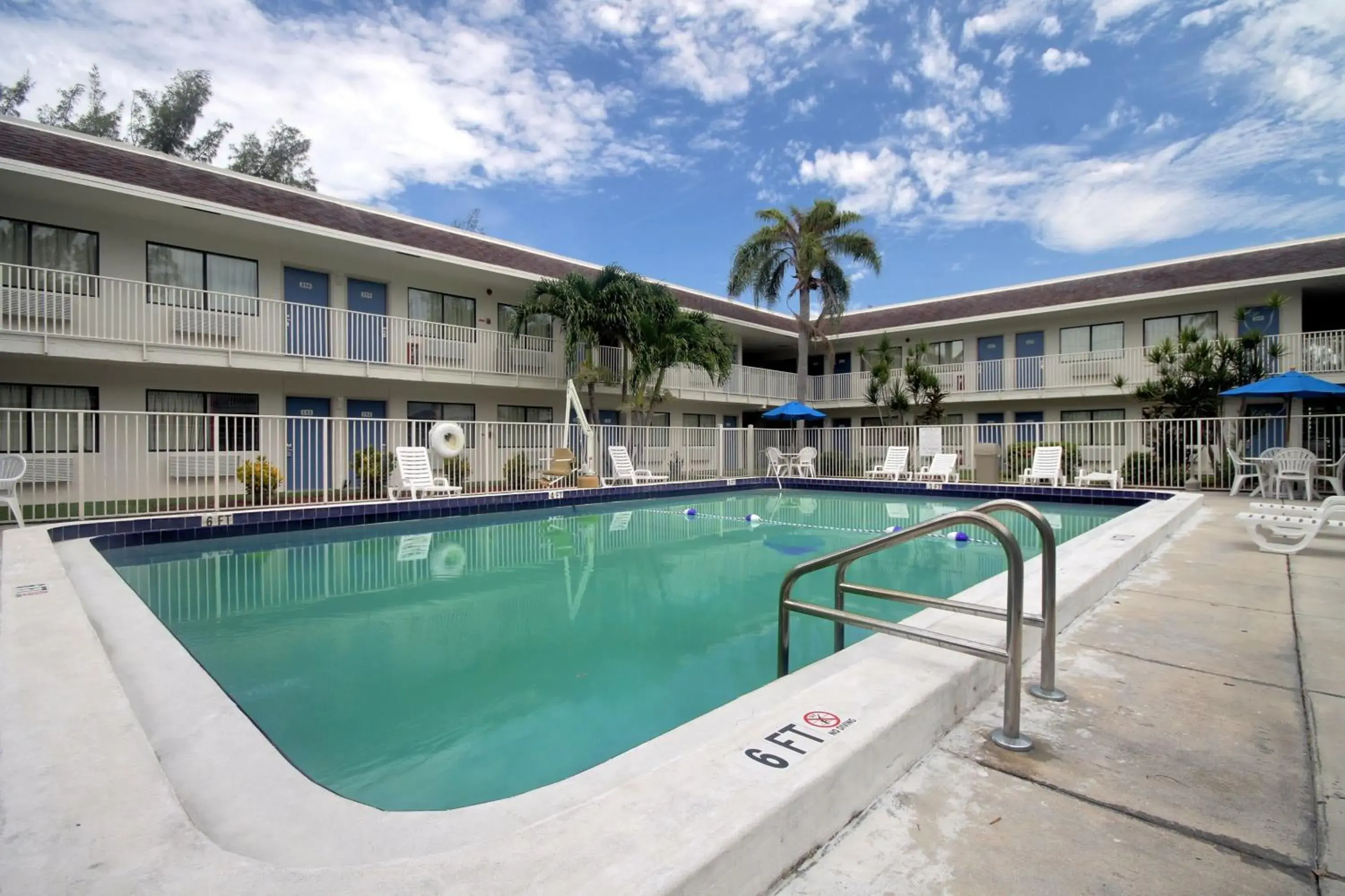 Swimming pool in Motel 6 Dania Beach Swimming pool in Motel 6 Dania Beach