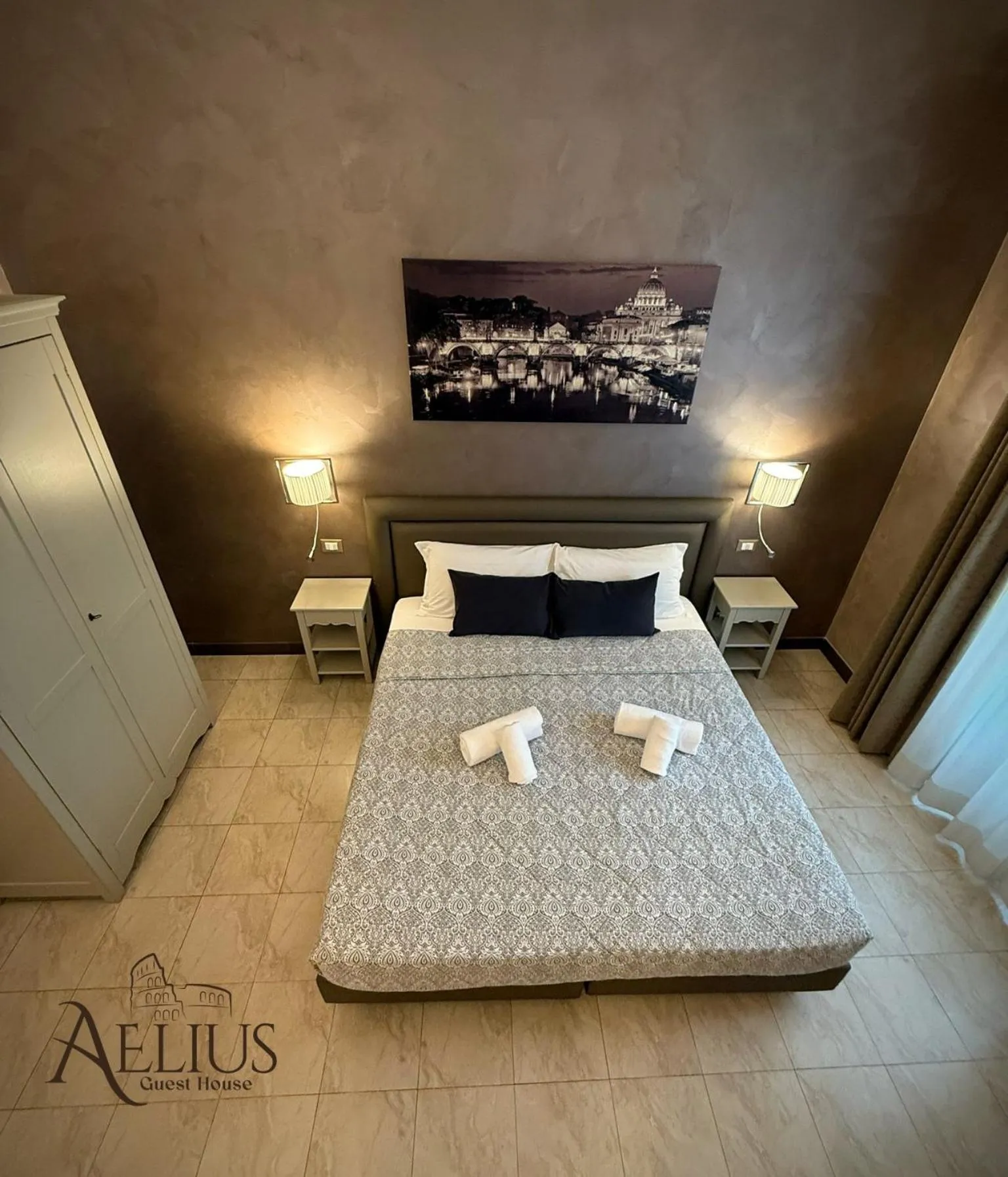 Photo of the whole room, Bed in Aelius