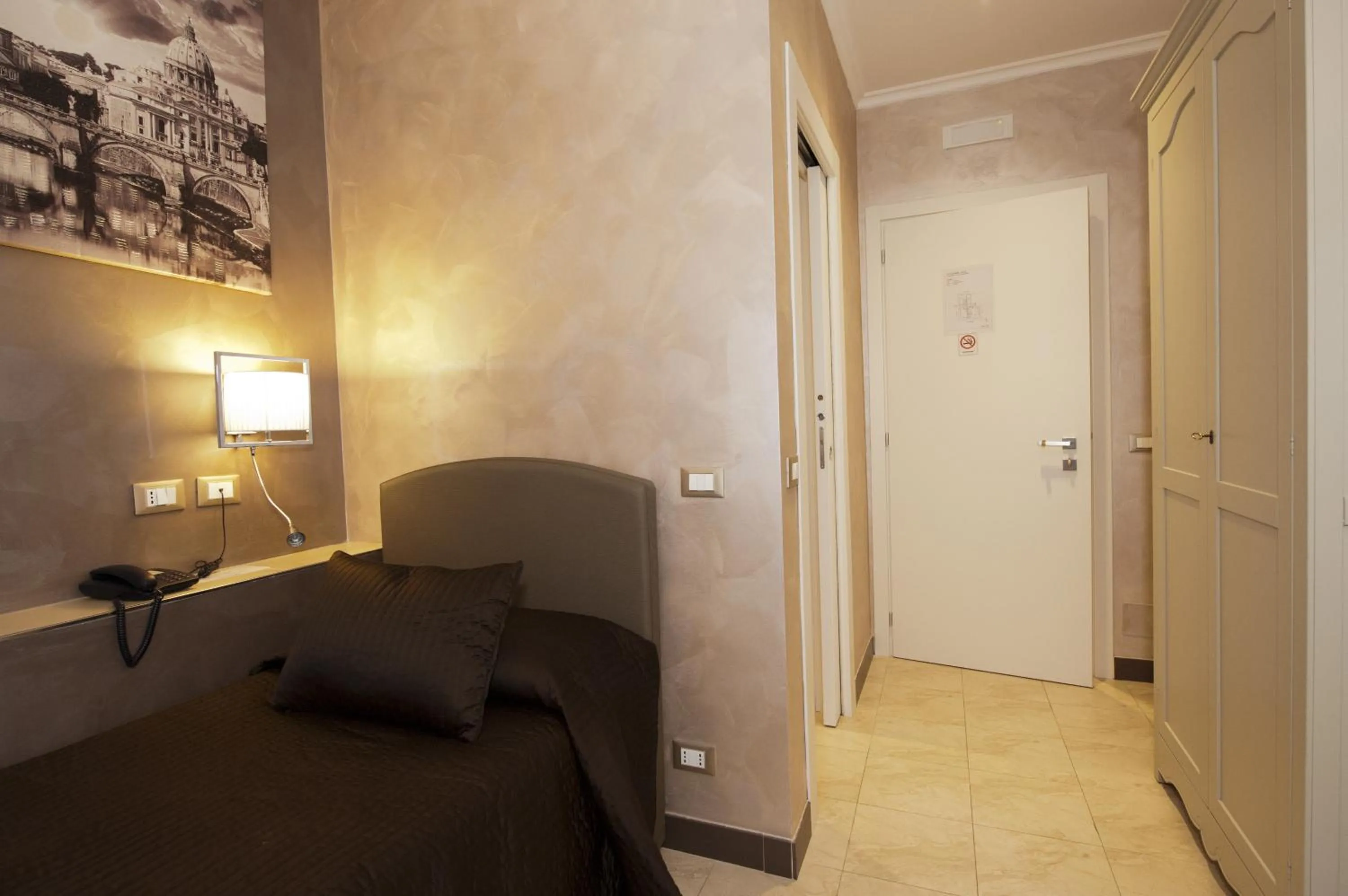 Photo of the whole room, Bed in Aelius