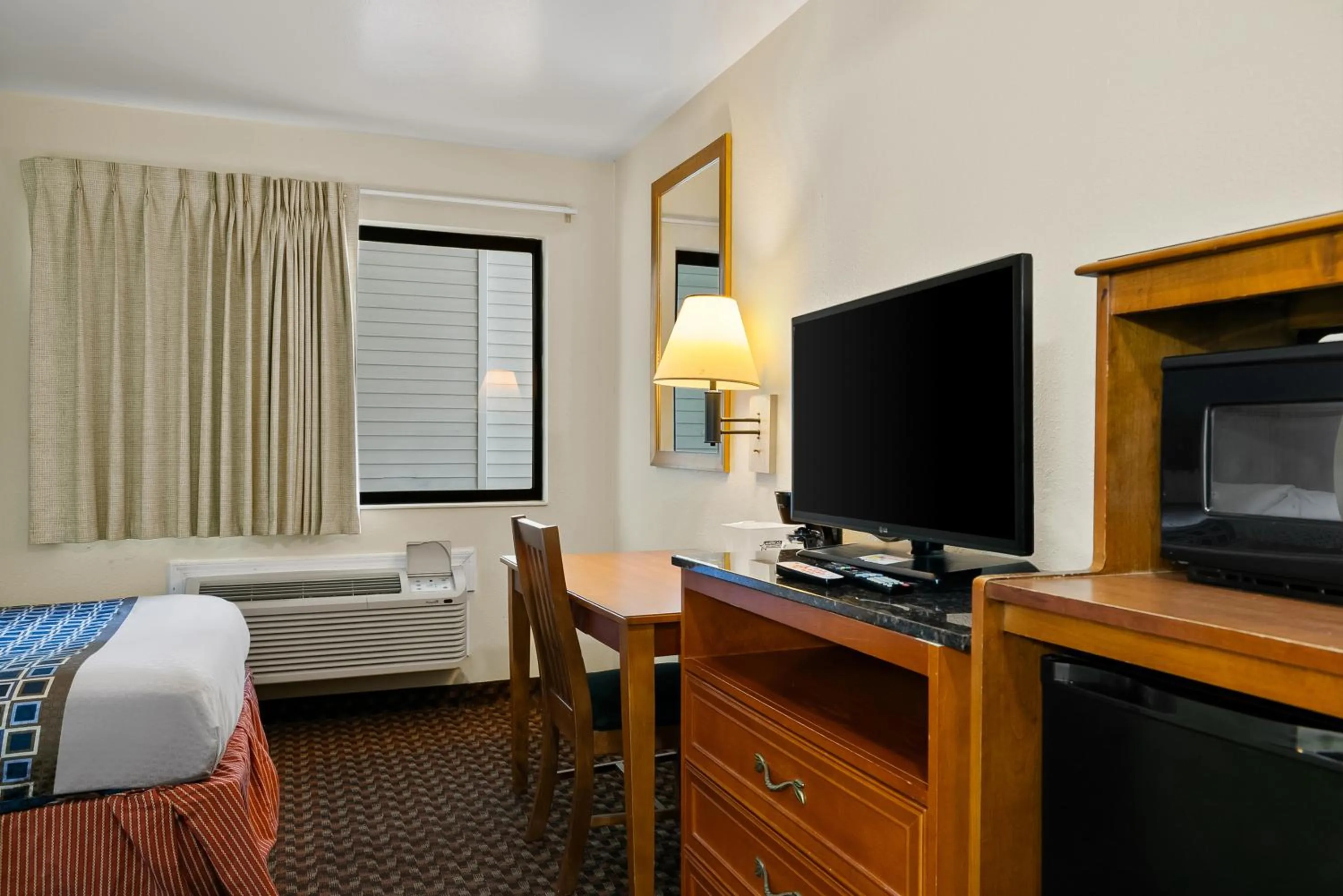 TV and multimedia, Bed in Americas Best Value Inn - Lincoln Airport