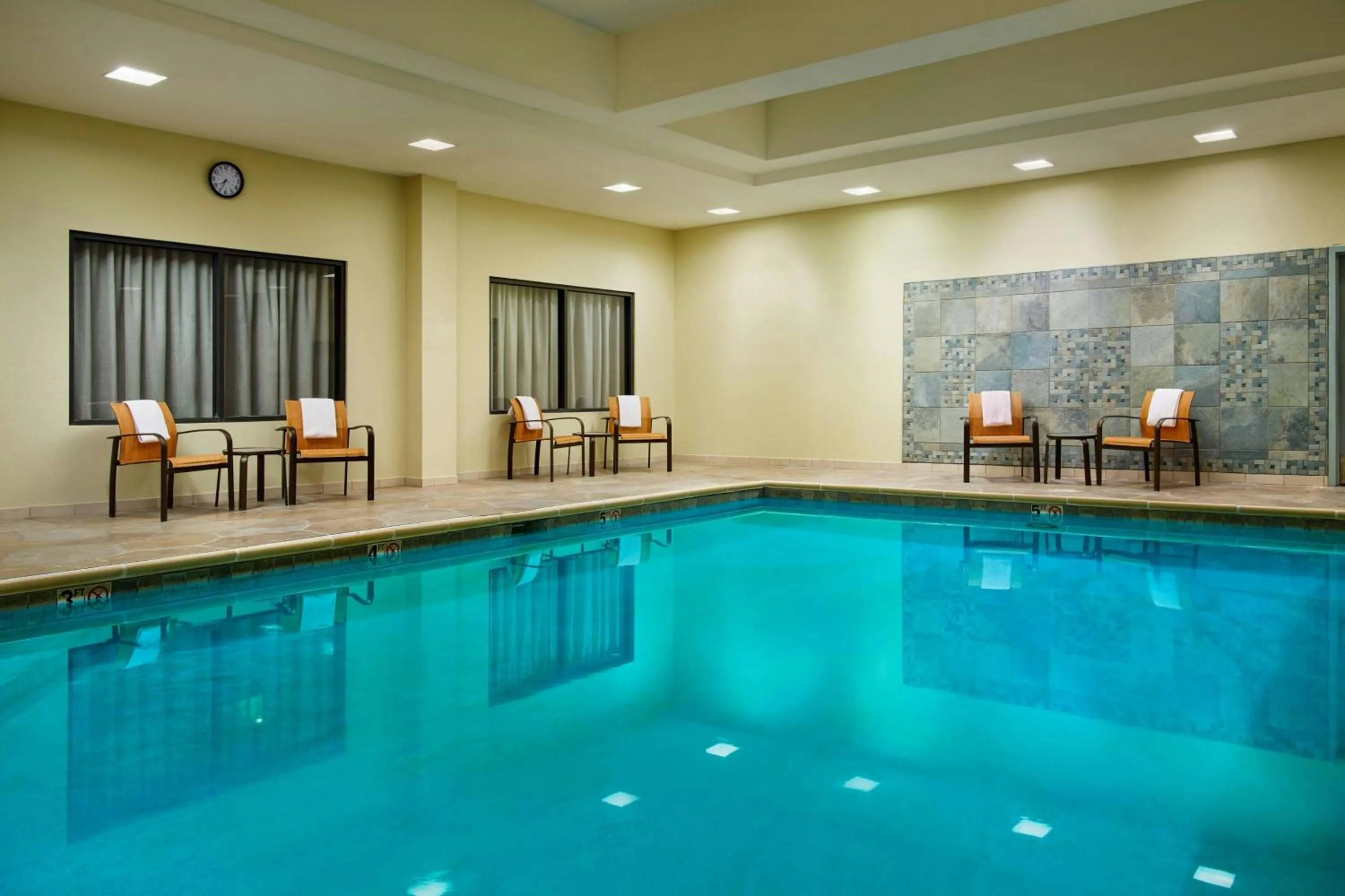 Swimming pool in Courtyard by Marriott Akron Stow