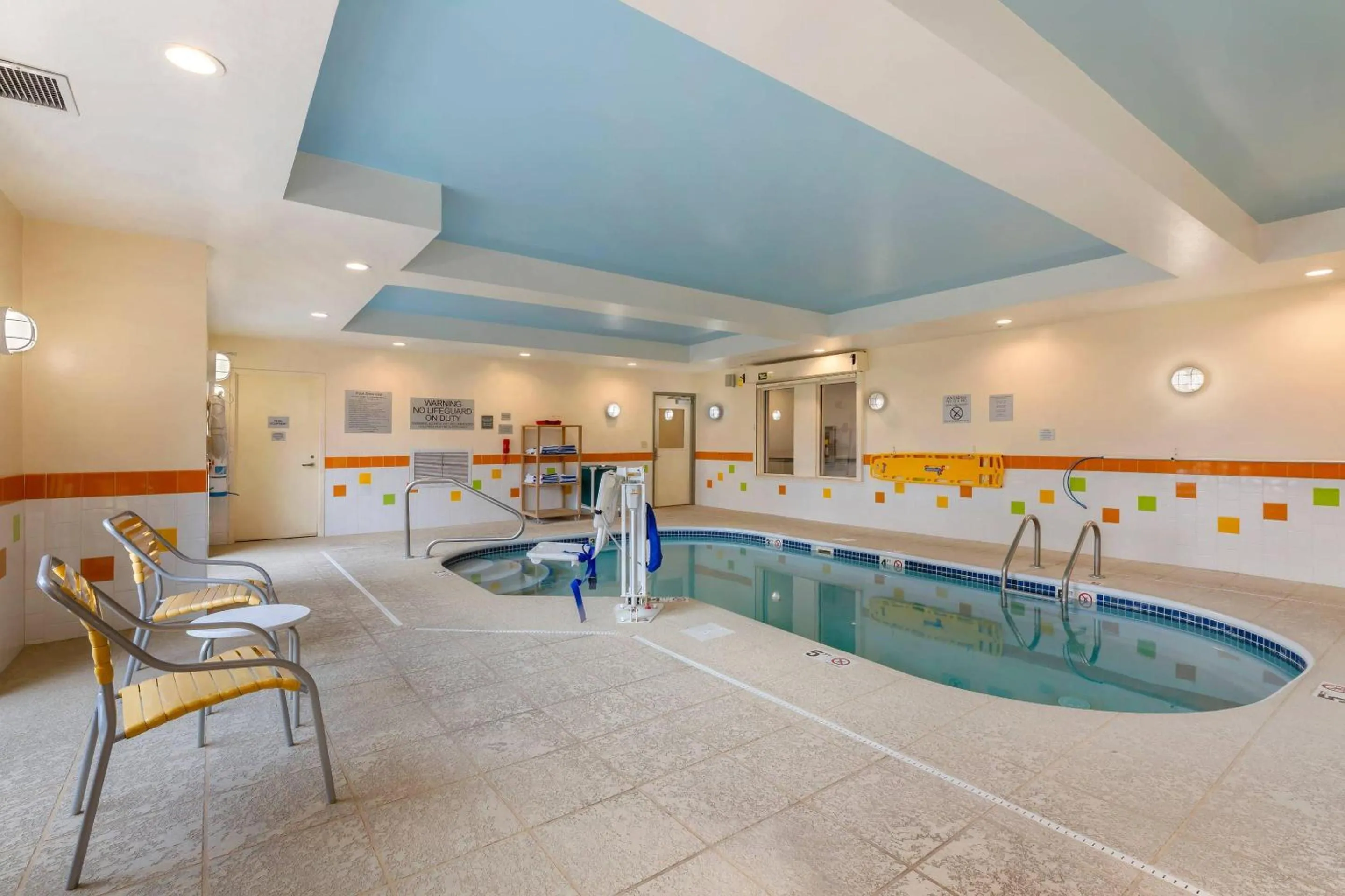 Swimming pool in Comfort Inn & Suites Akron South