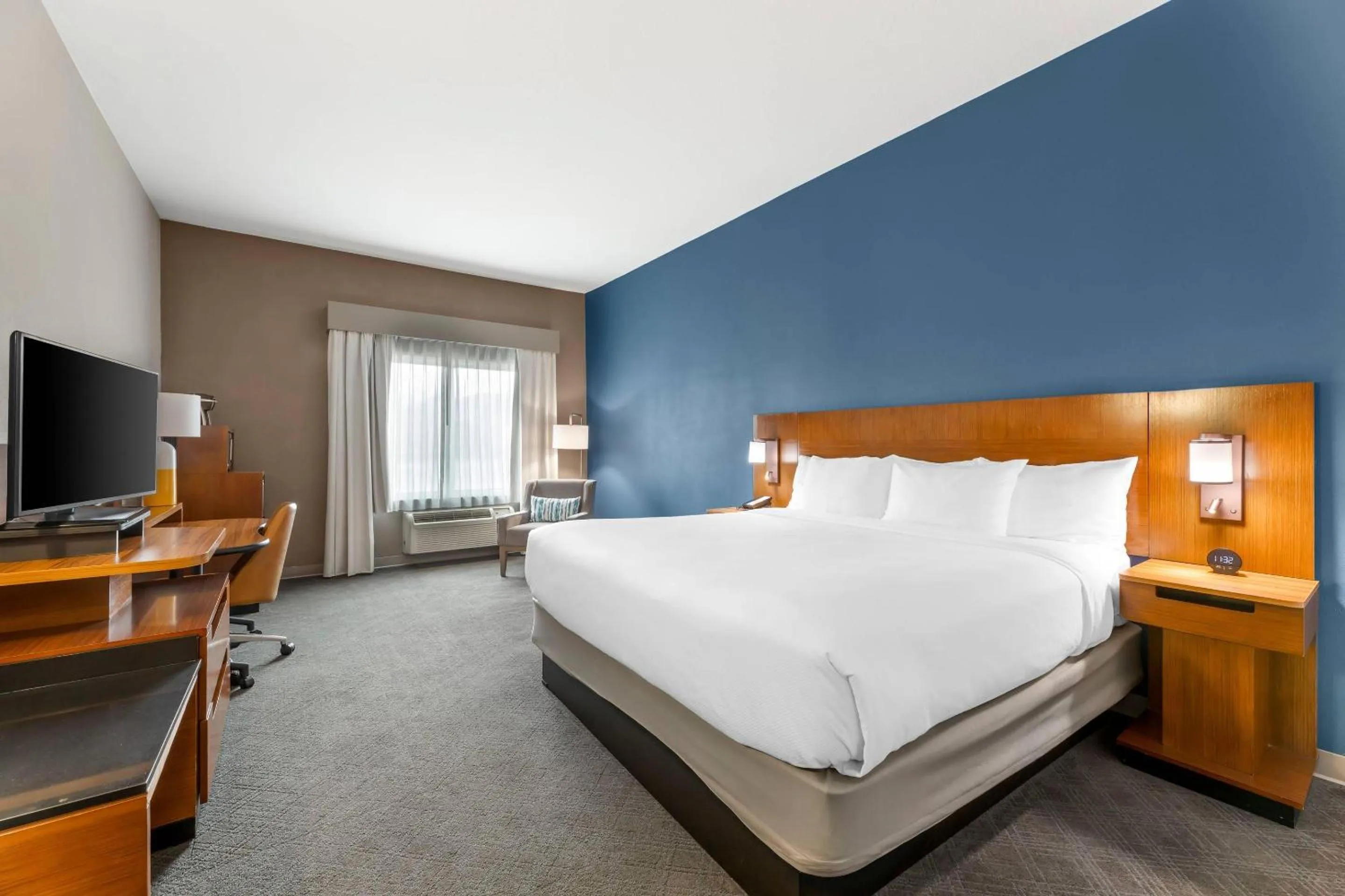 Bedroom, Bed in Comfort Inn & Suites Akron South