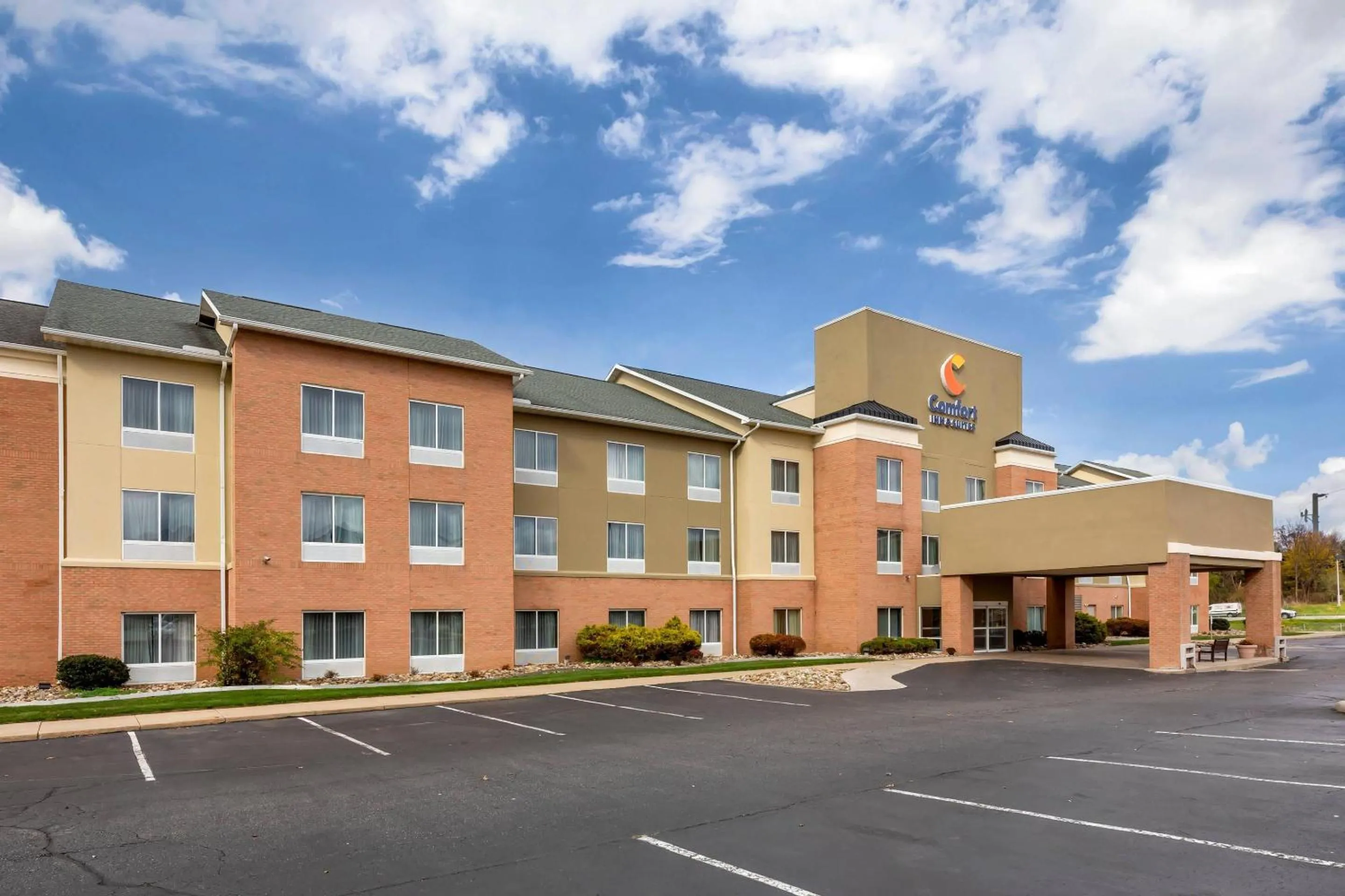 Property building in Comfort Inn & Suites Akron South