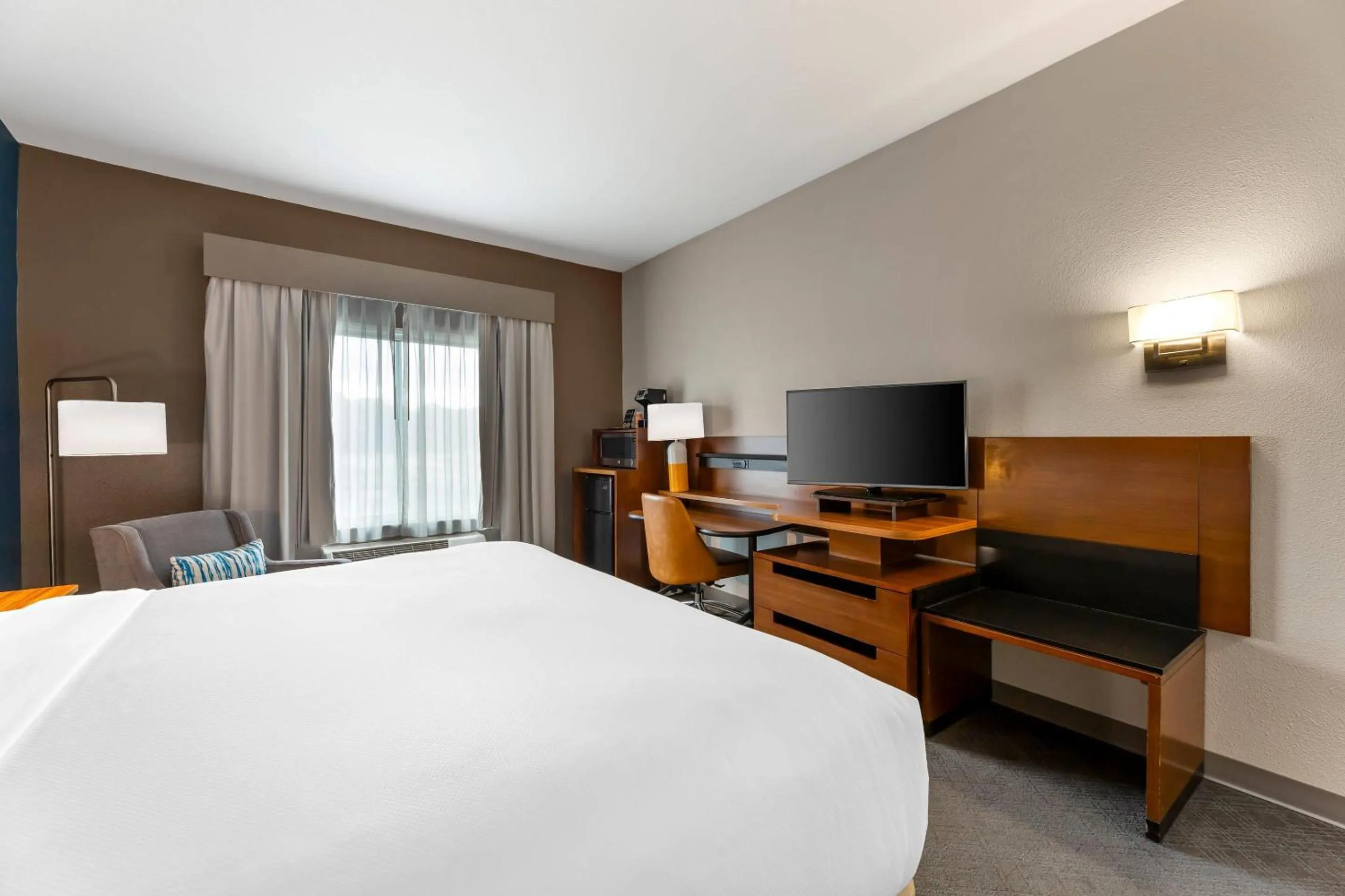 Bedroom, Bed in Comfort Inn & Suites Akron South