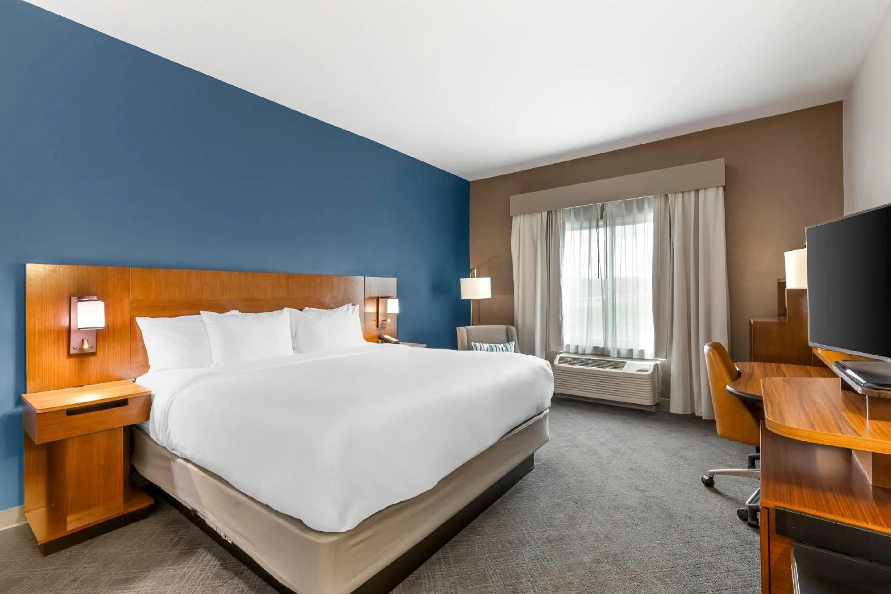 Bedroom, Bed in Comfort Inn & Suites Akron South