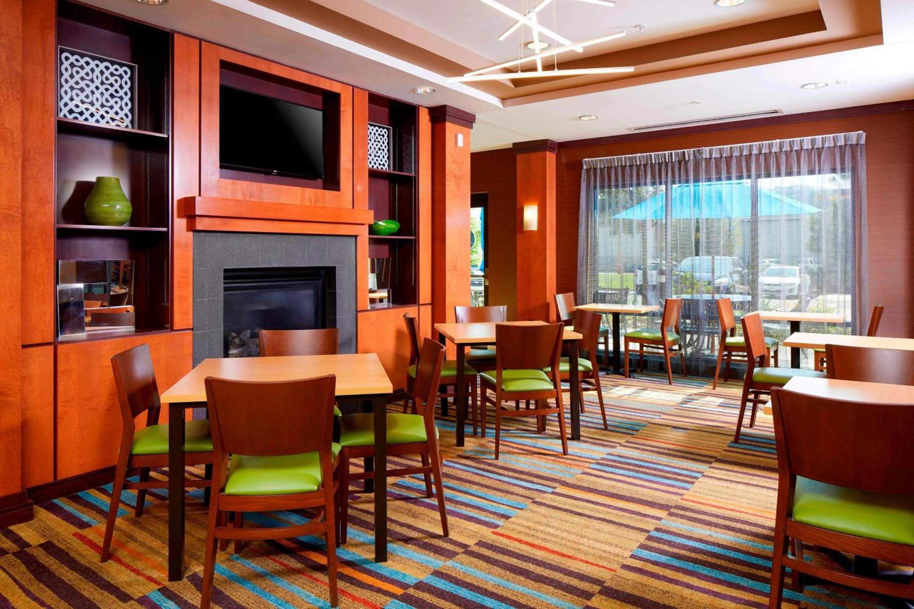 Breakfast in Fairfield Inn & Suites by Marriott Cumberland
