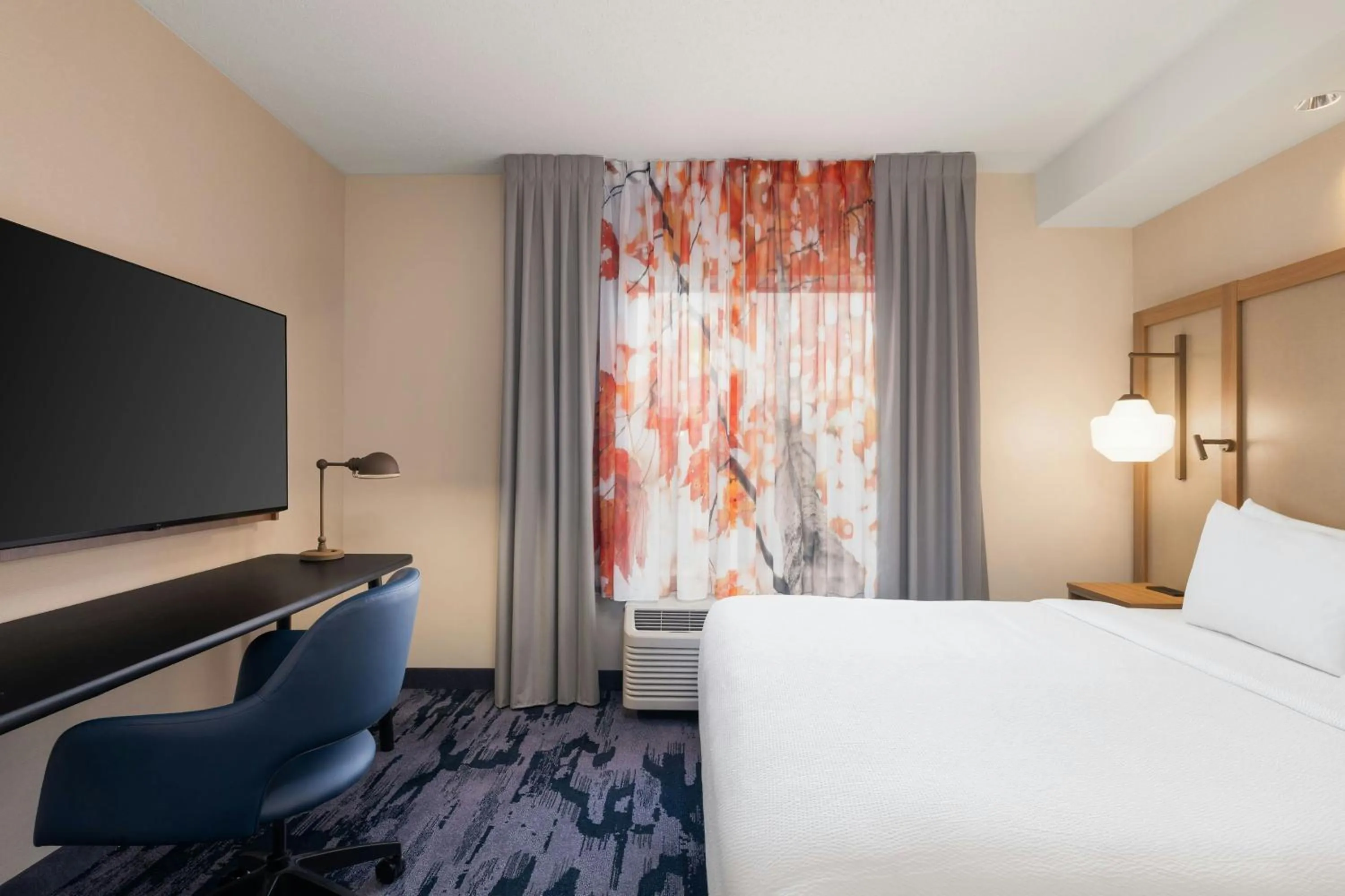 Photo of the whole room, Bed in Fairfield Inn & Suites by Marriott Cumberland