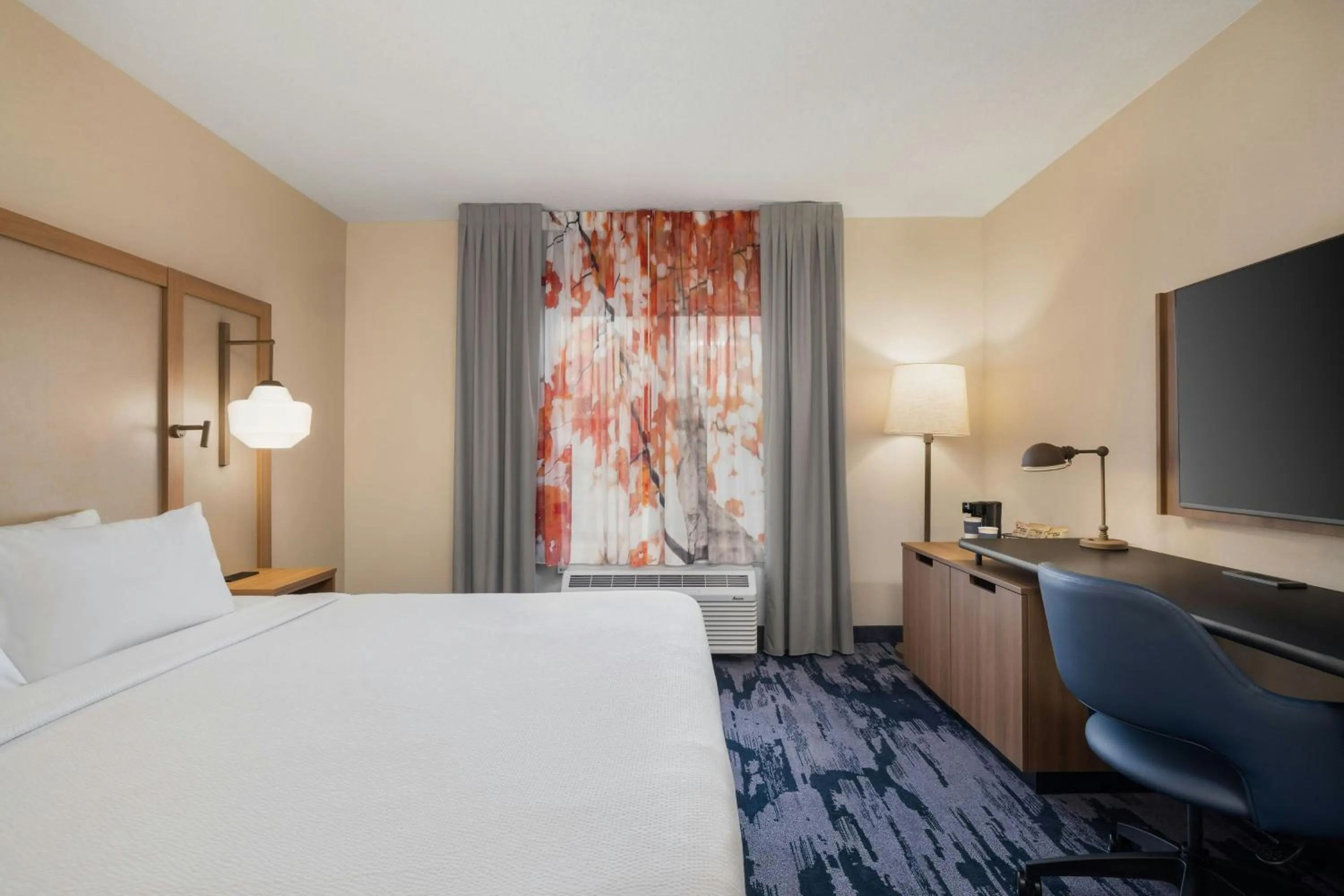 Photo of the whole room, Bed in Fairfield Inn & Suites by Marriott Cumberland