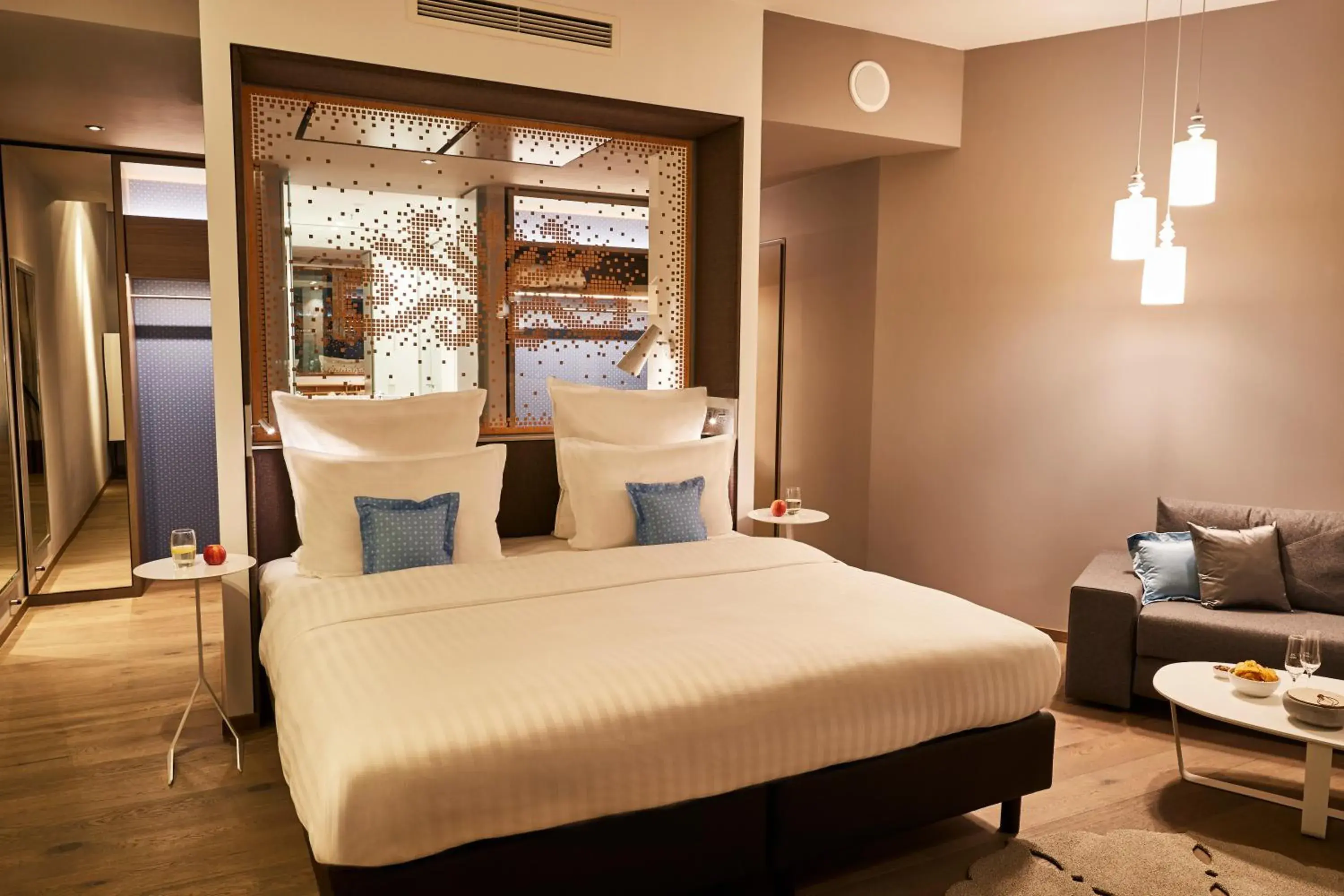 Bedroom, Bed in Steigenberger Hotel München Bedroom, Bed in Steigenberger Hotel München