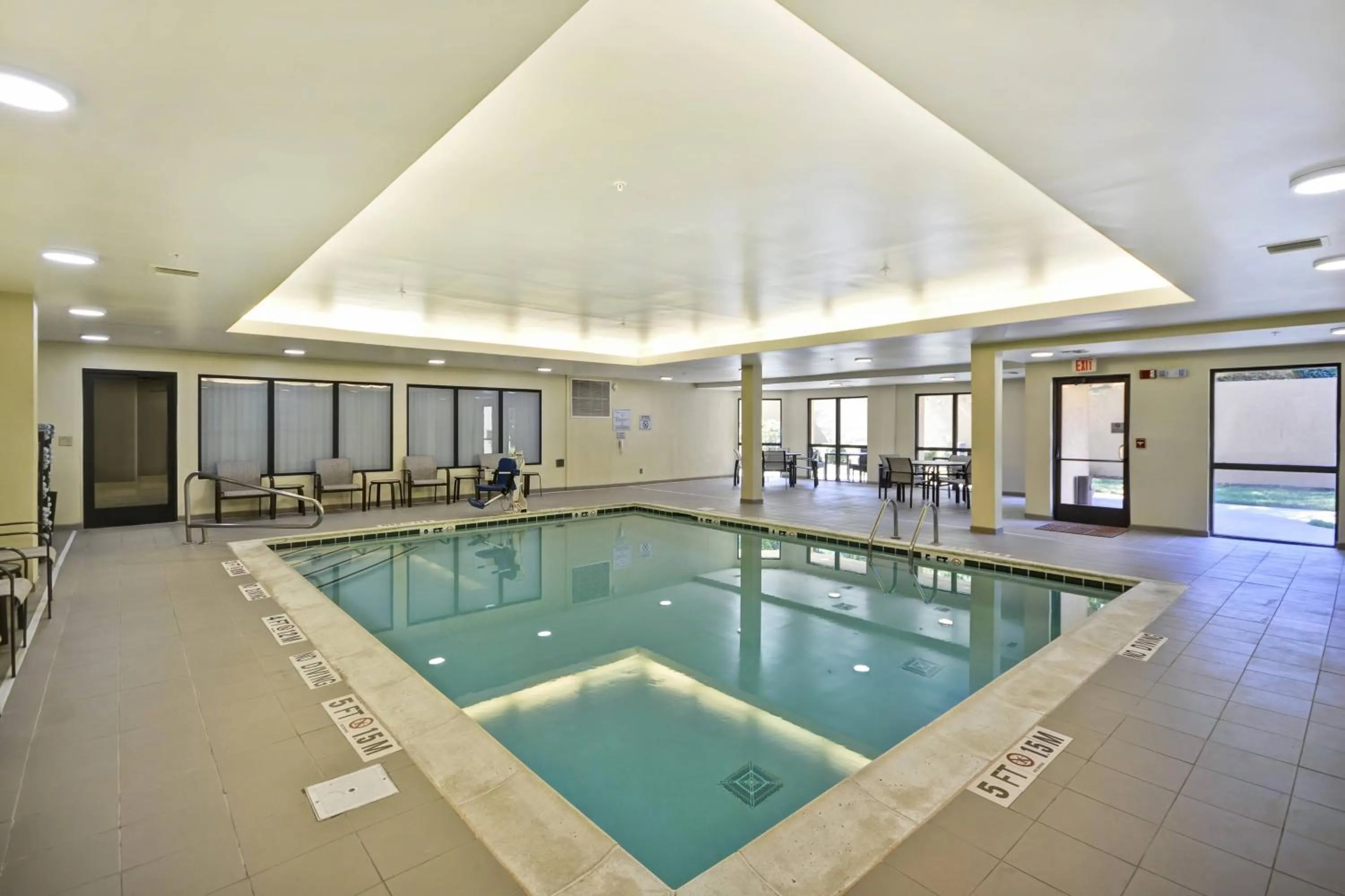 Swimming pool in Courtyard by Marriott Dalton