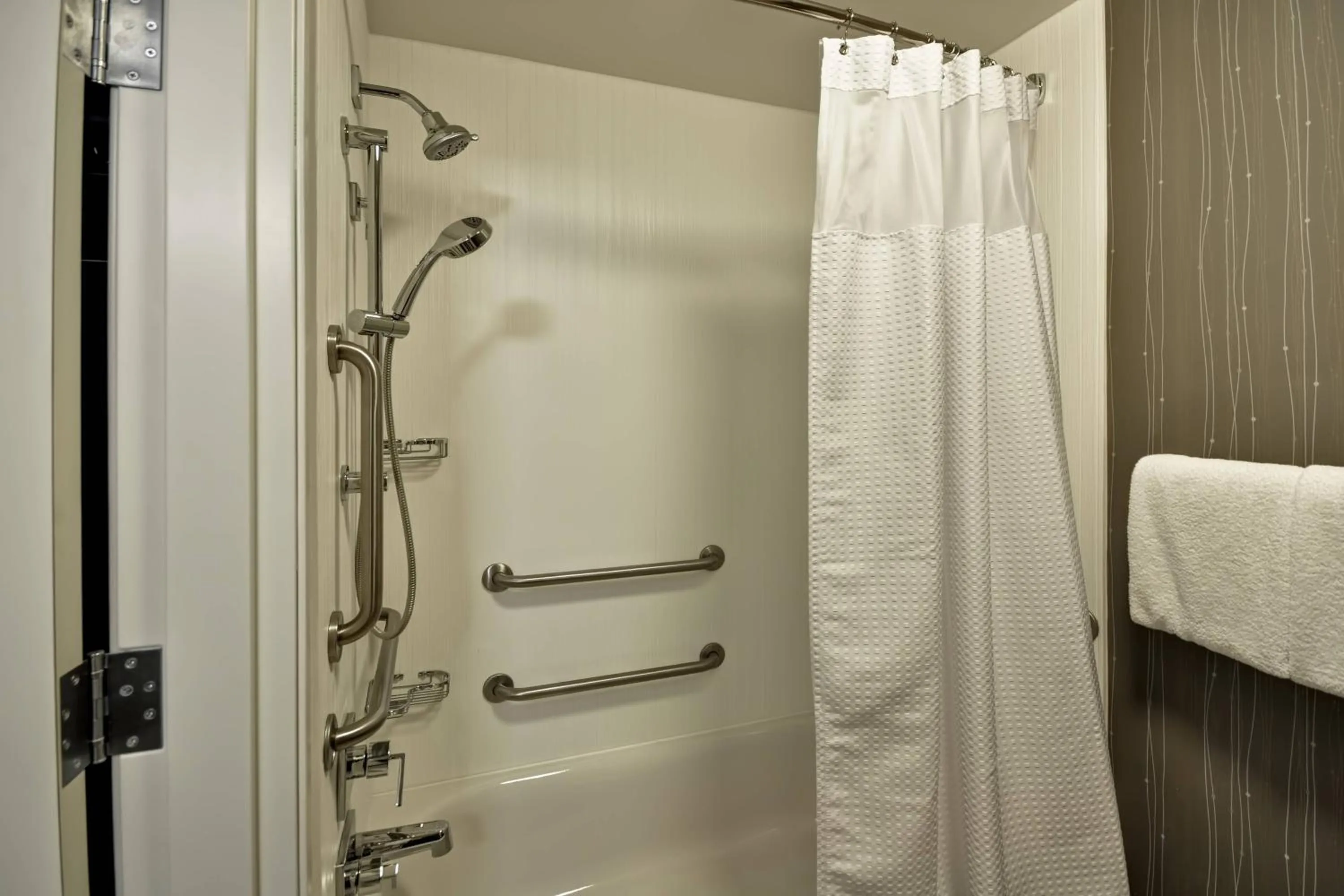 Bathroom in Courtyard by Marriott Dalton