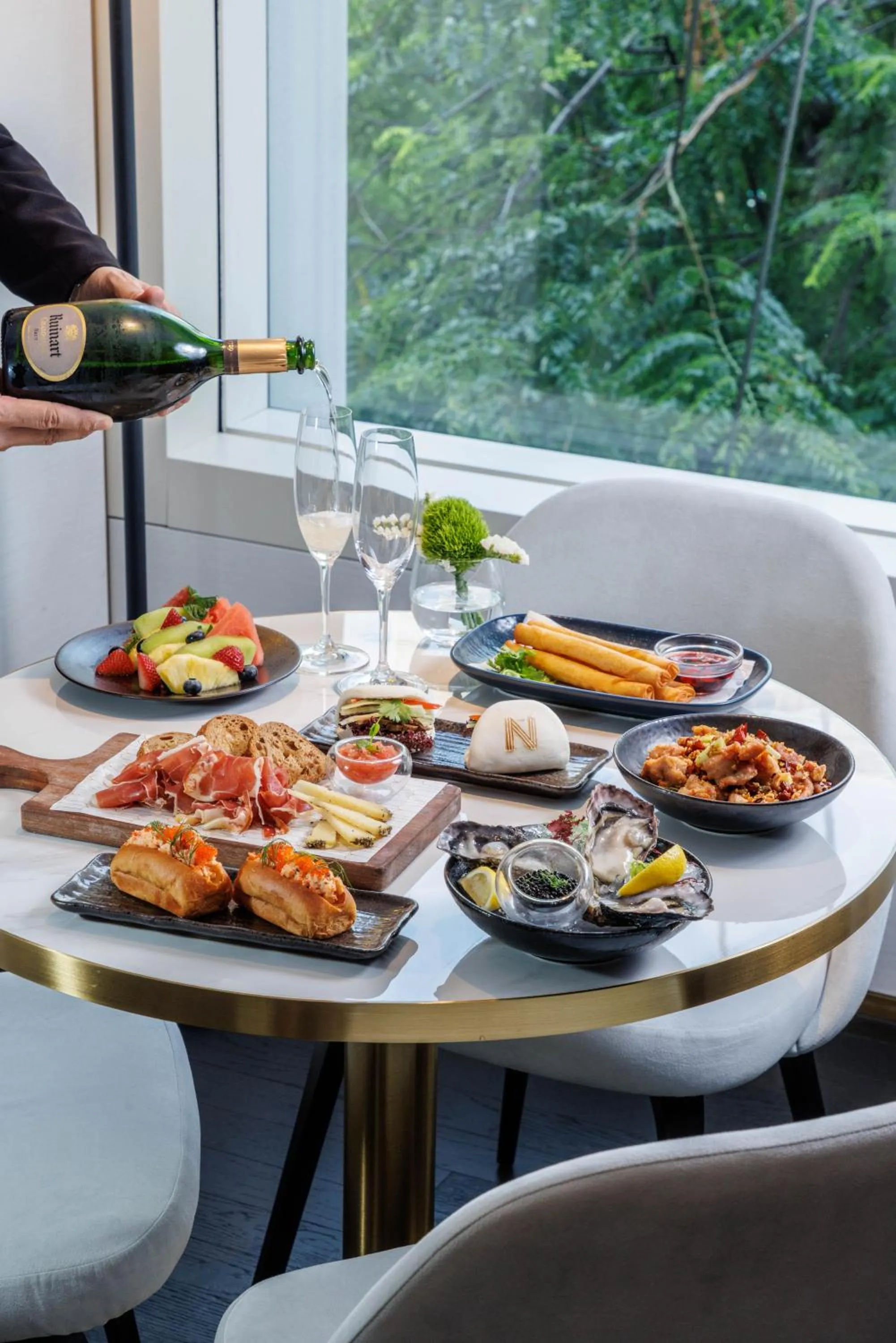 Lounge or bar in The Murray, Hong Kong, a Niccolo Hotel