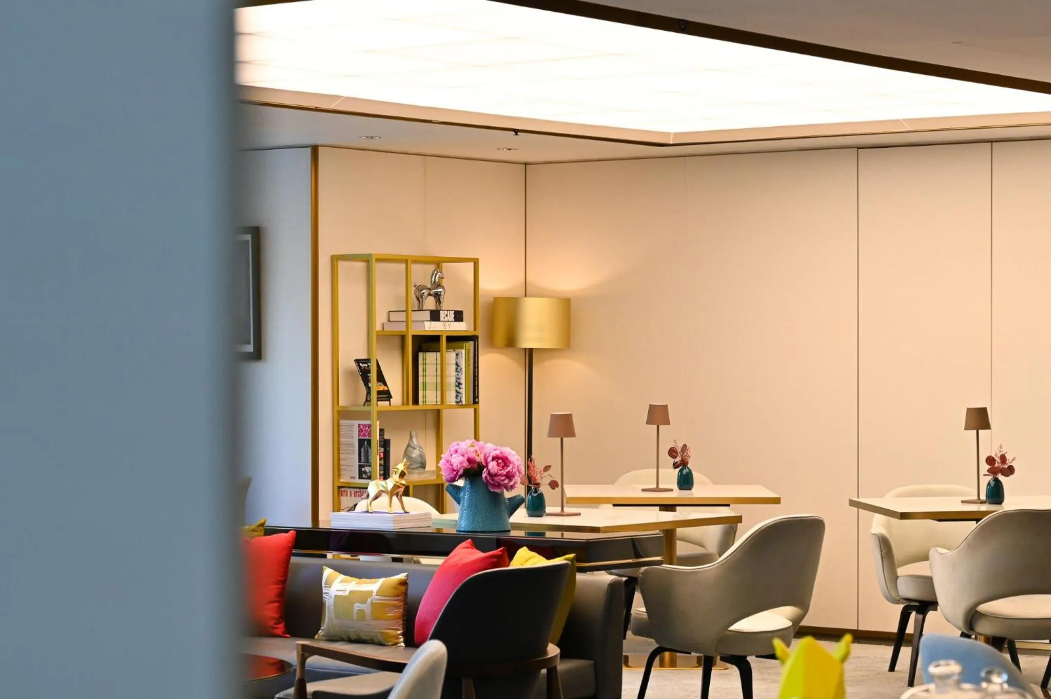 Lounge or bar in The Murray, Hong Kong, a Niccolo Hotel