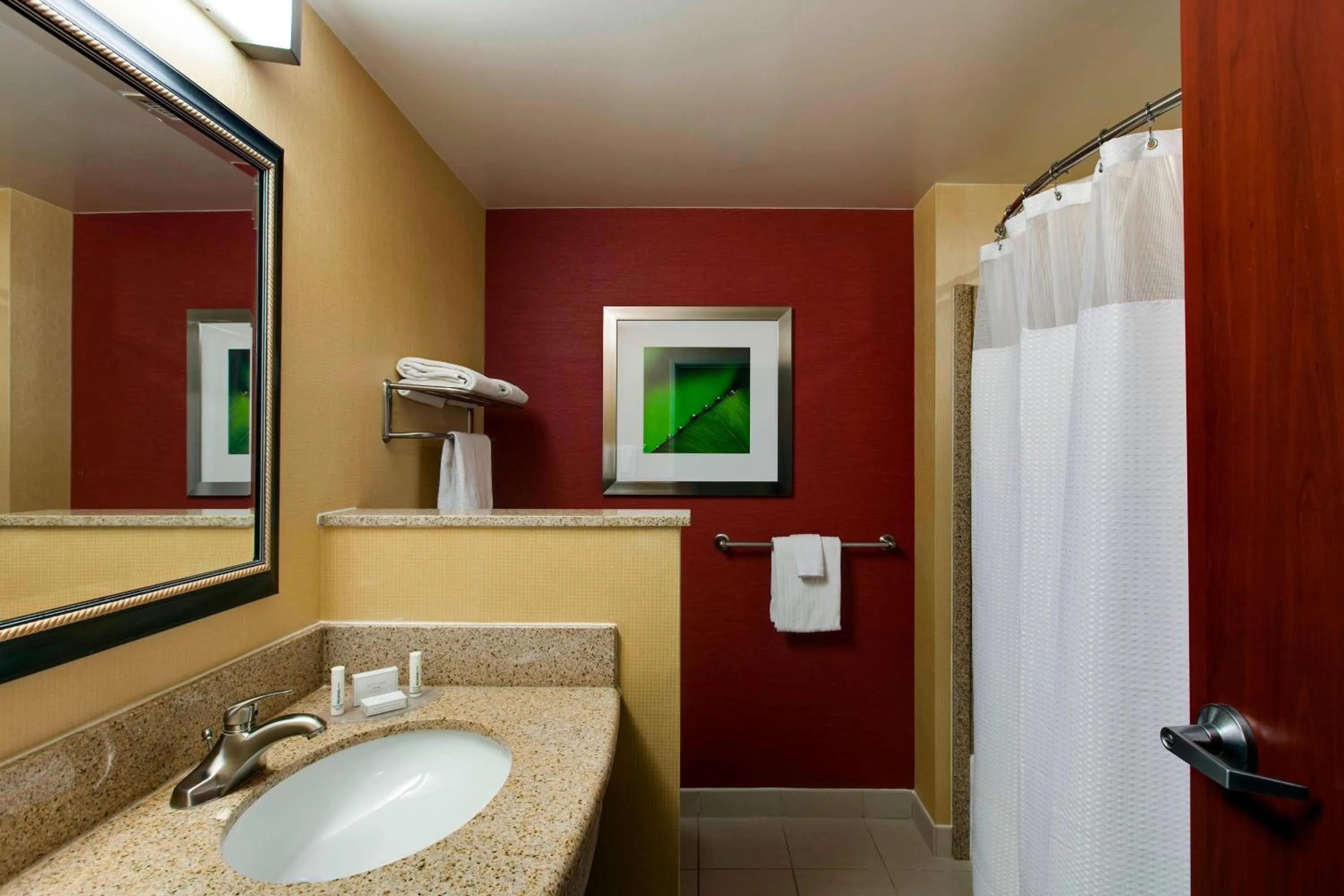 Bathroom in Courtyard by Marriott Chicago Schaumburg/Woodfield Mall