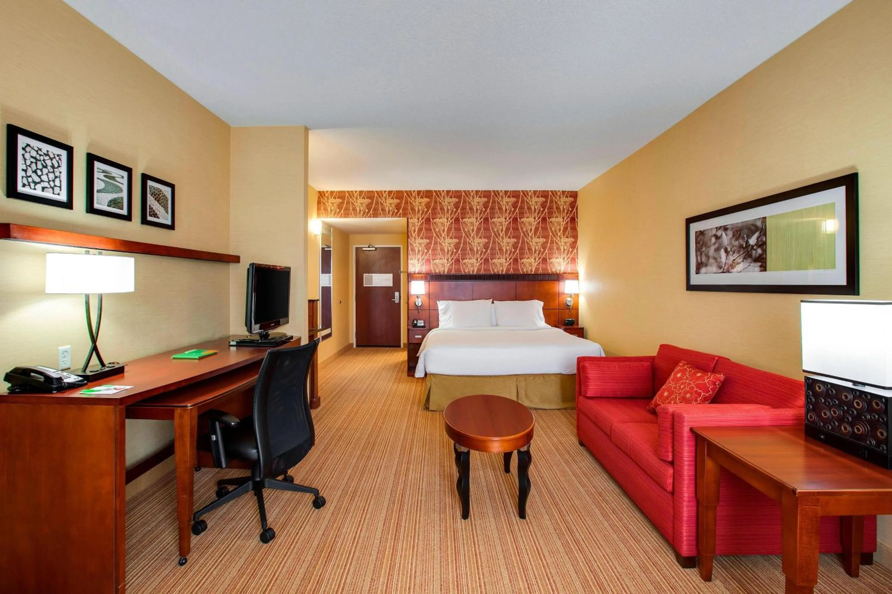 Photo of the whole room, Bed in Courtyard by Marriott Chicago Schaumburg/Woodfield Mall