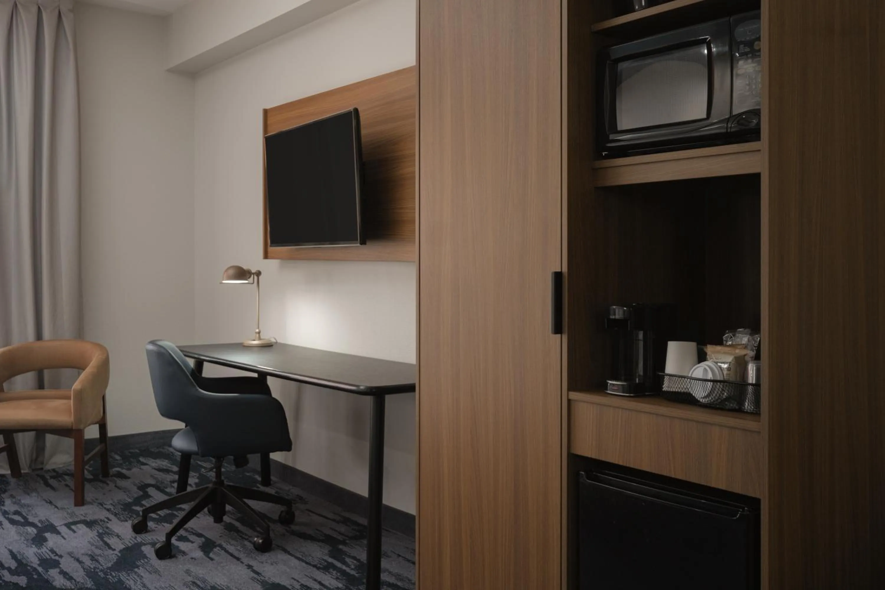 TV and multimedia in Fairfield Inn and Suites Cleveland