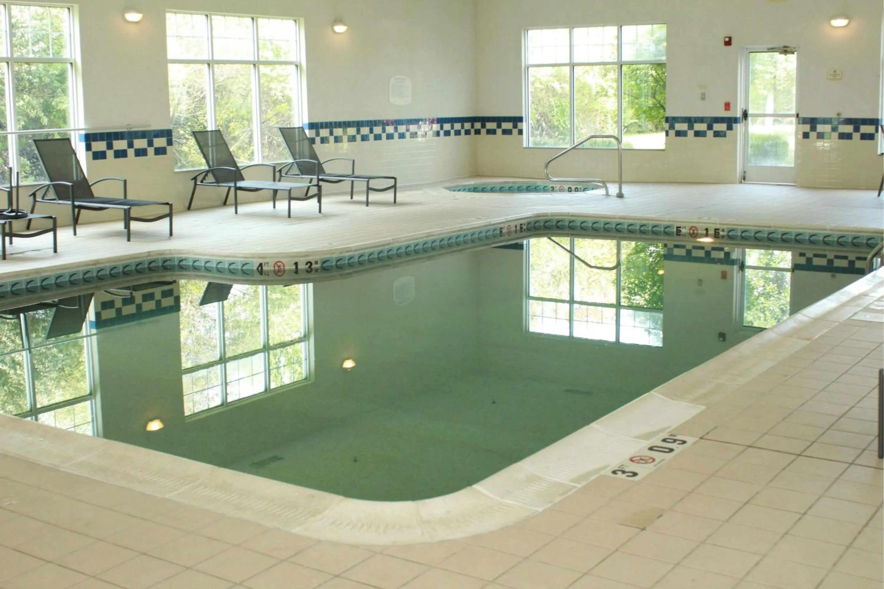 Swimming pool in Fairfield Inn & Suites by Marriott Fairmont