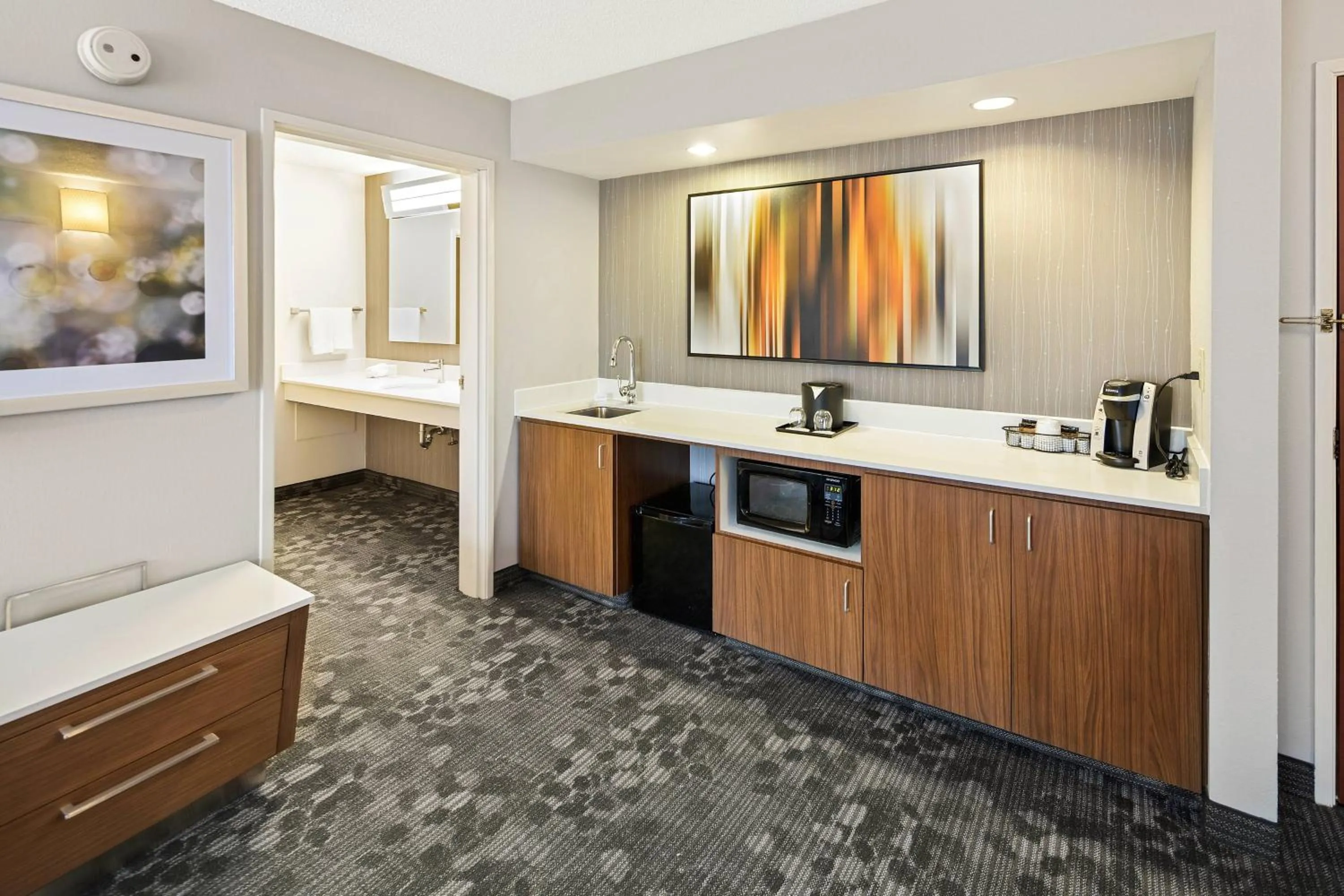Kitchen or kitchenette in Courtyard by Marriott Bryan College Station