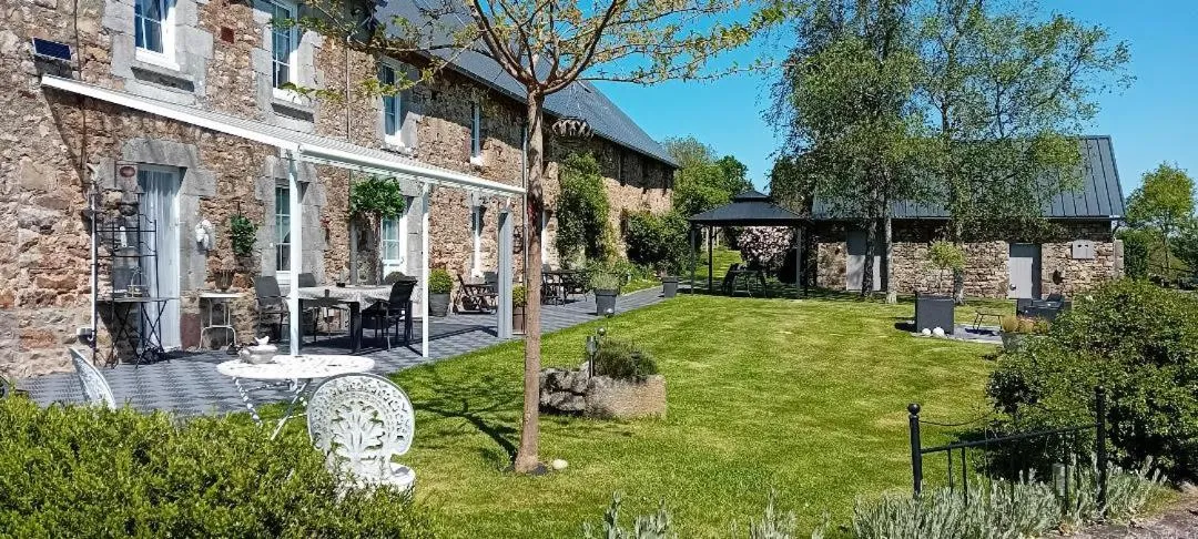 Property building in Chambres d'Hôtes La Clef des Champs Normandie Manche 50