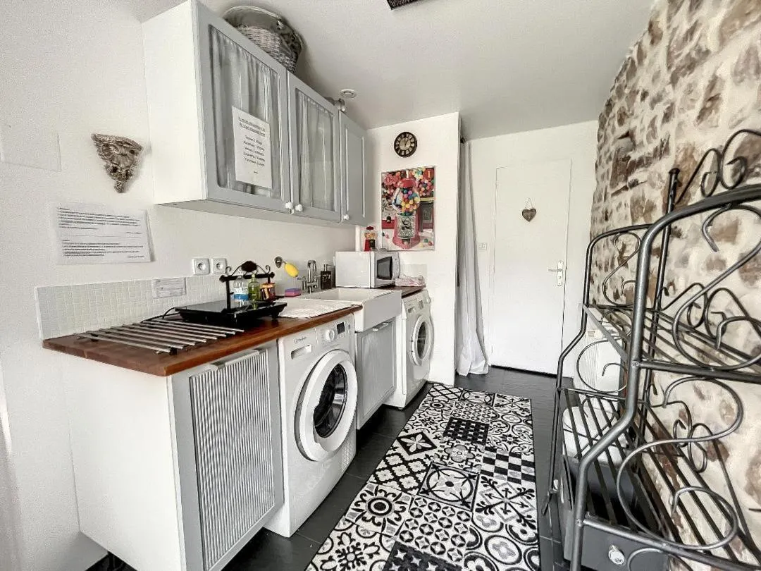 Kitchen or kitchenette in Chambres d'Hôtes La Clef des Champs Normandie Manche 50