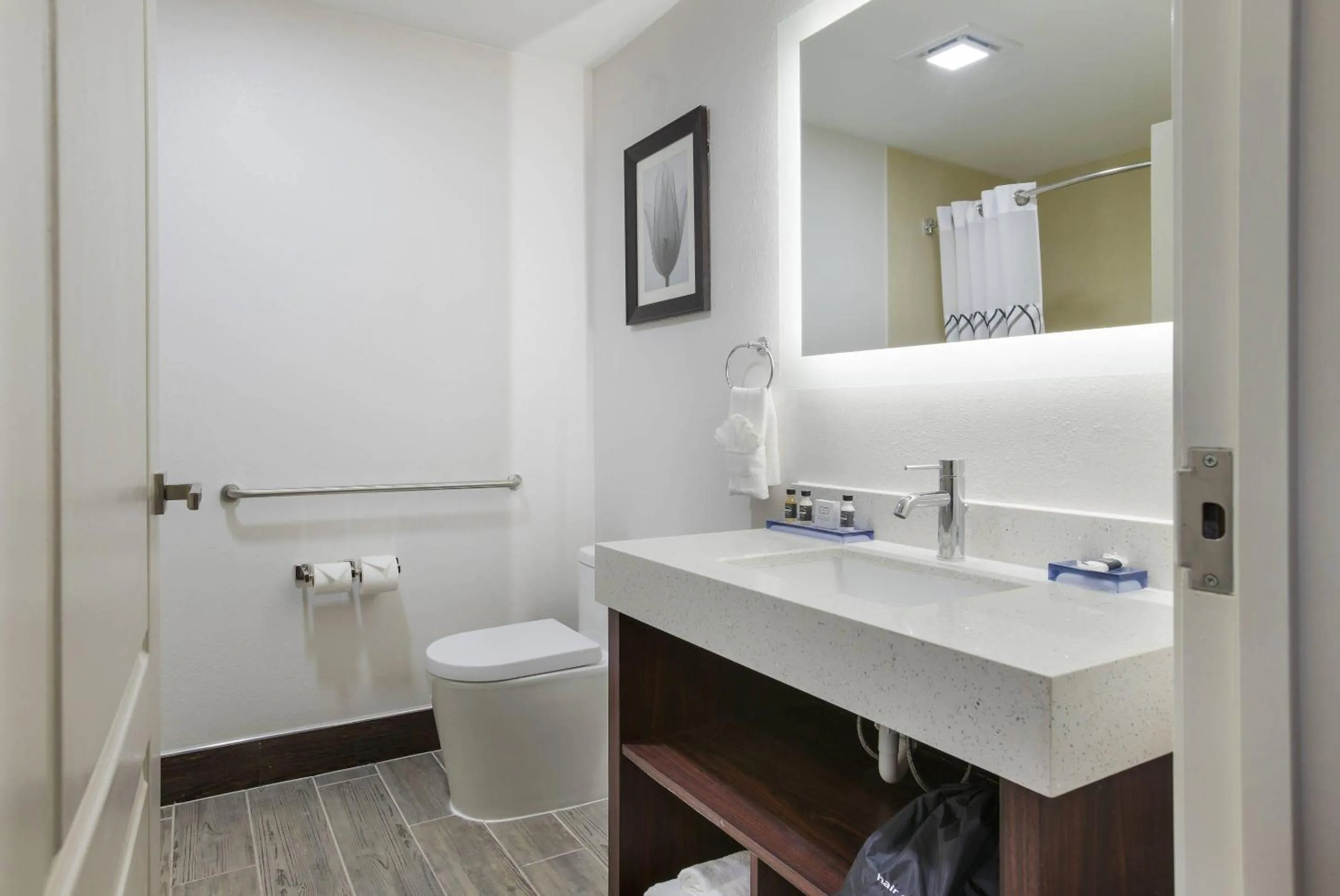 Bedroom in The Leo Collection Detroit, an Ascend Collection Hotel