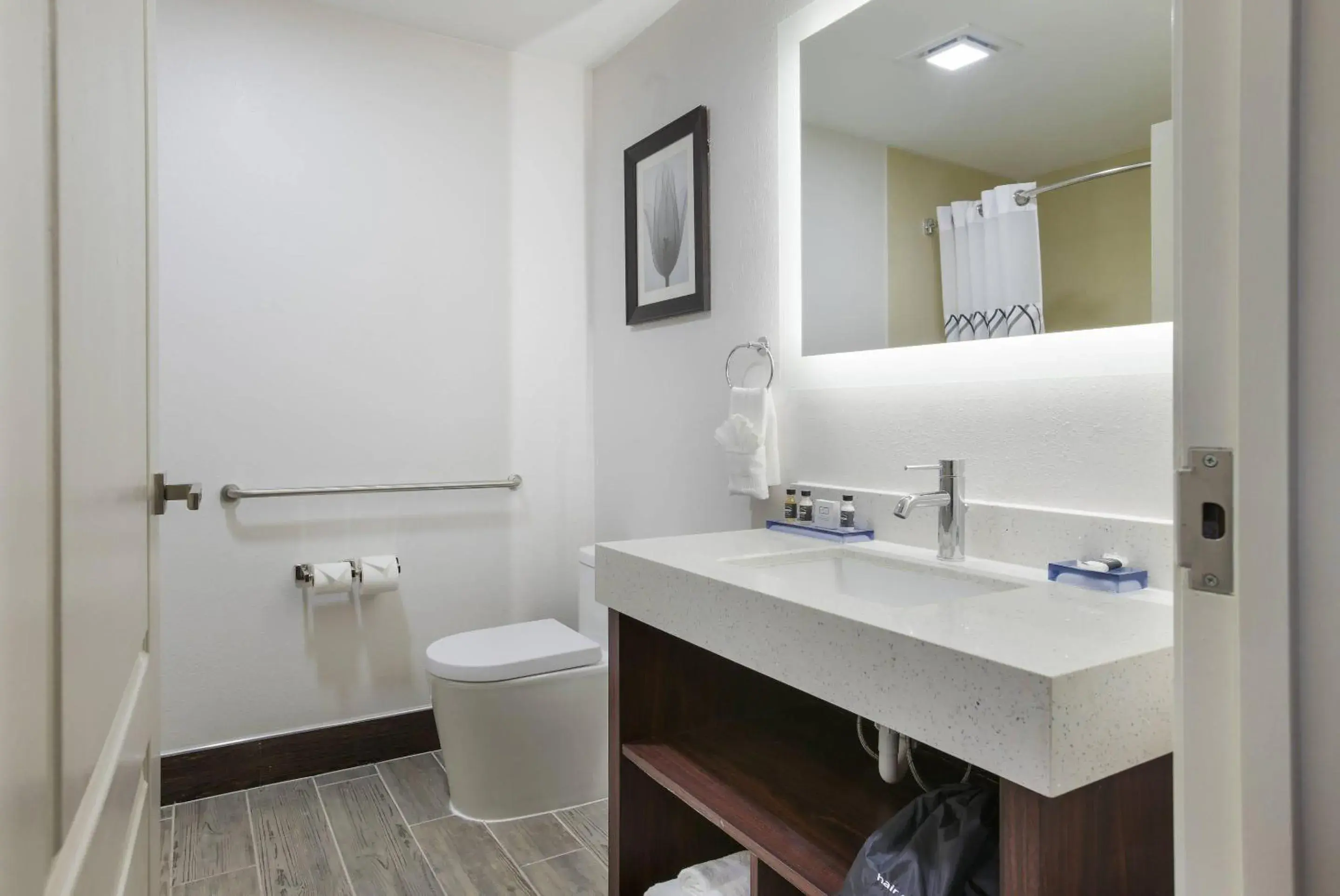 Bedroom in The Leo Collection Detroit, an Ascend Collection Hotel Bedroom in The Leo Collection Detroit, an Ascend Collection Hotel