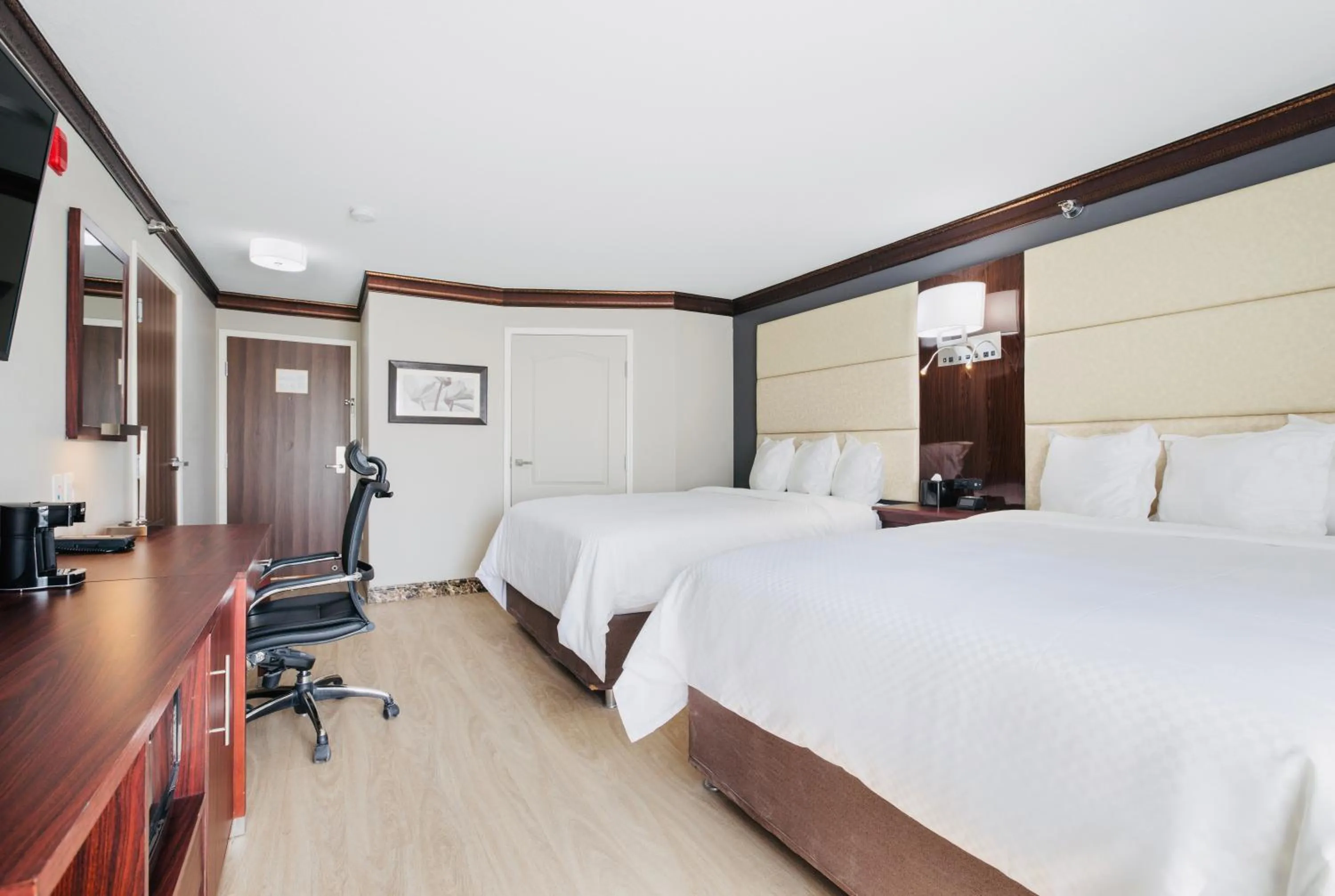 Photo of the whole room, Bed in The Leo Collection Detroit, an Ascend Collection Hotel