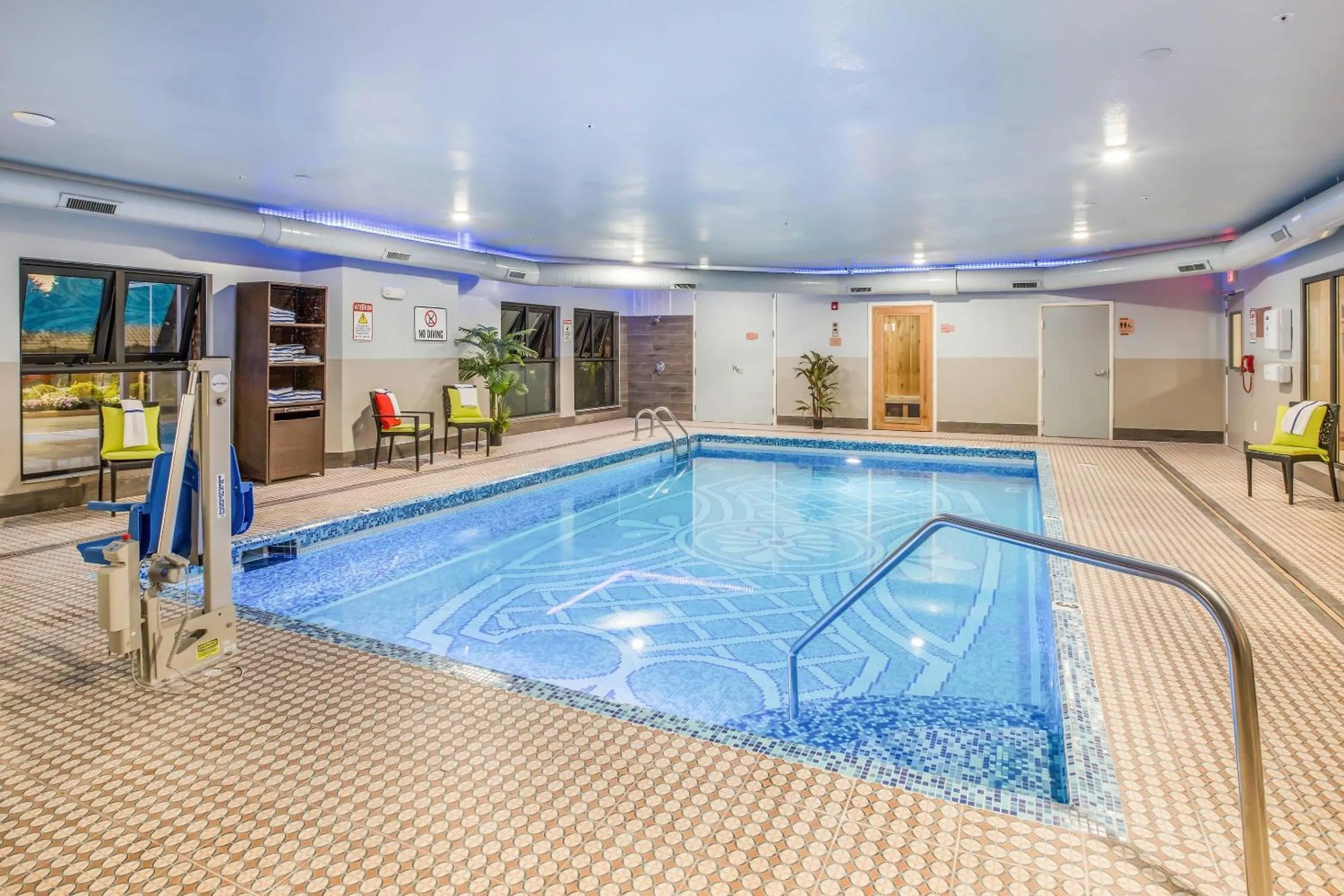 Swimming pool in The Leo Collection Detroit, an Ascend Collection Hotel