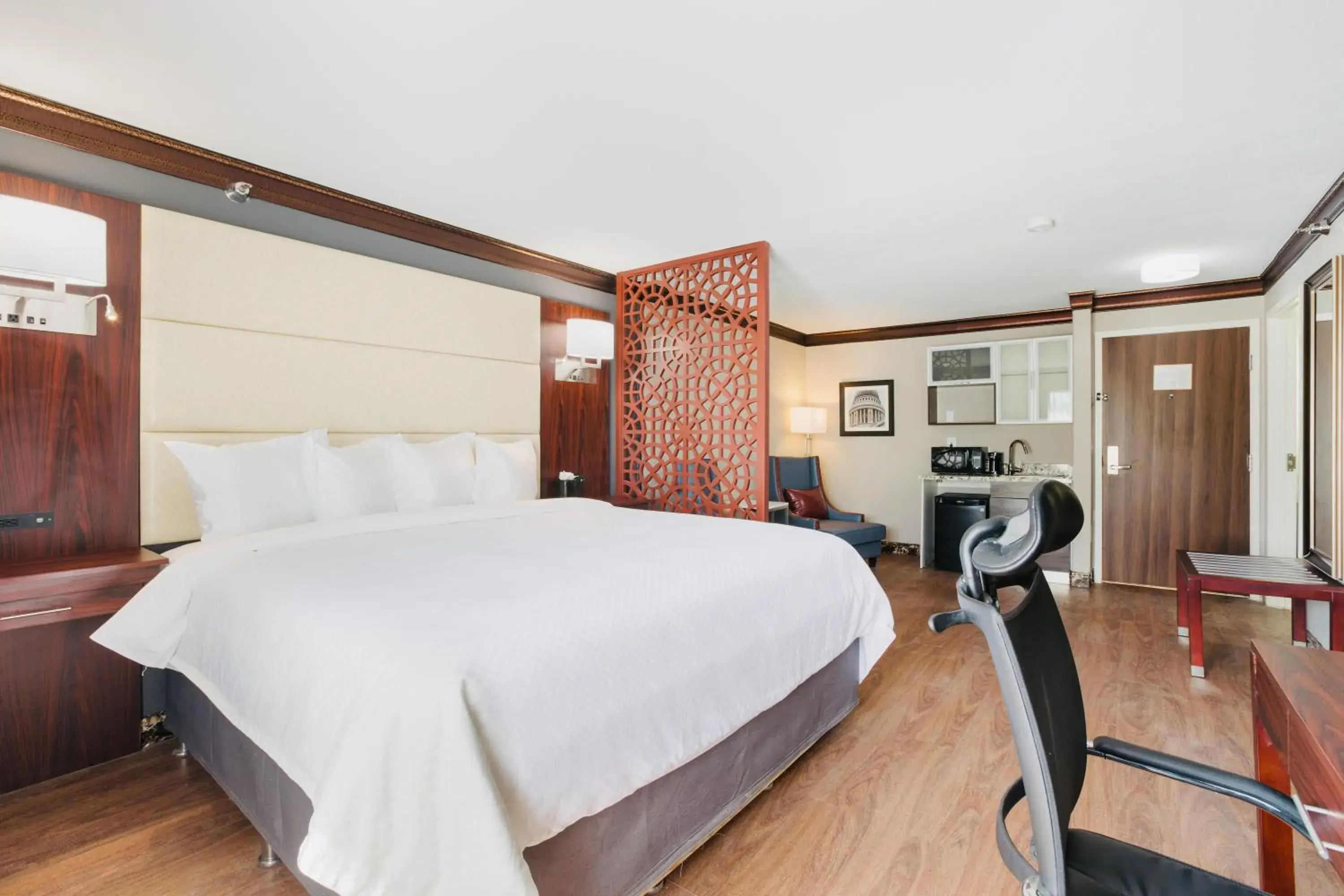 King Suite with Whirlpool - Non-smoking in The Leo Collection Detroit, an Ascend Collection Hotel King Suite with Whirlpool - Non-smoking in The Leo Collection Detroit, an Ascend Collection Hotel