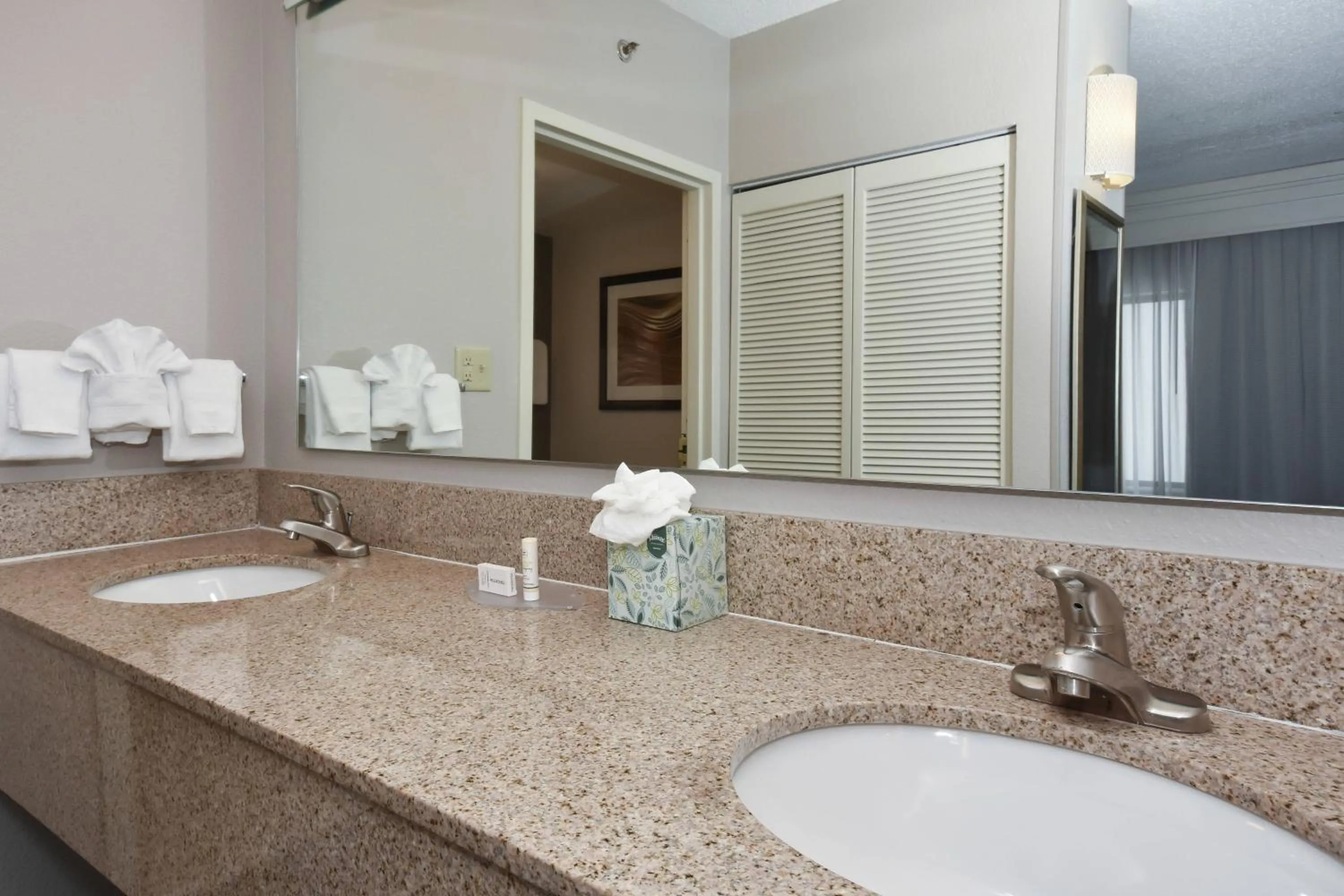 Bathroom in Courtyard by Marriott Charlotte Matthews