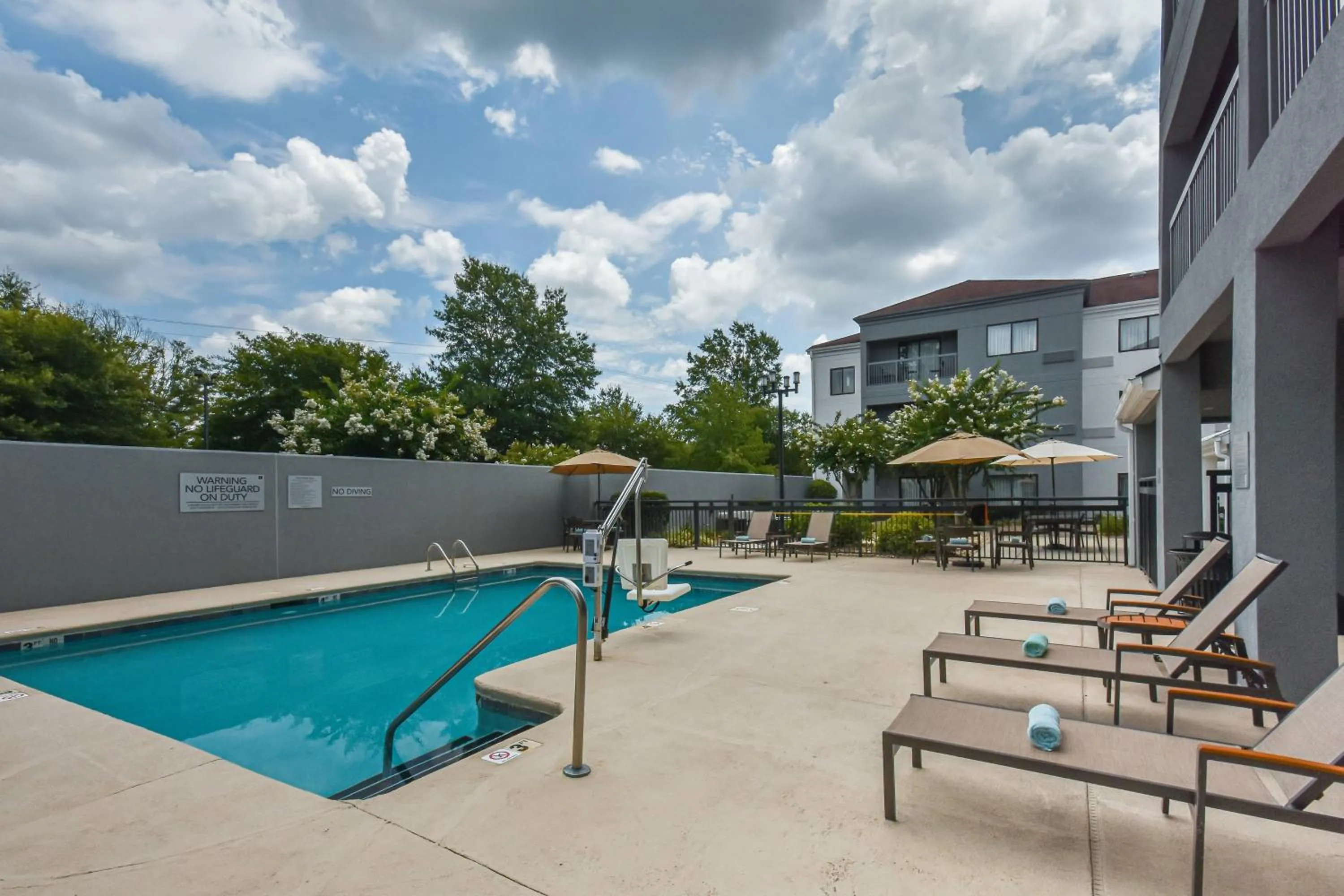 Swimming pool in Courtyard by Marriott Charlotte Matthews