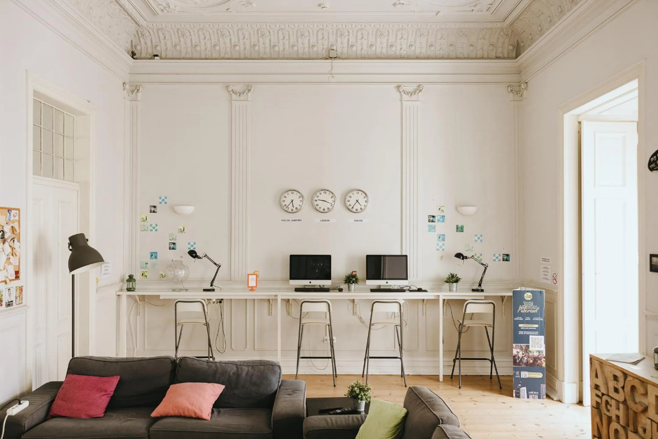 Living room in Lisb'on Hostel