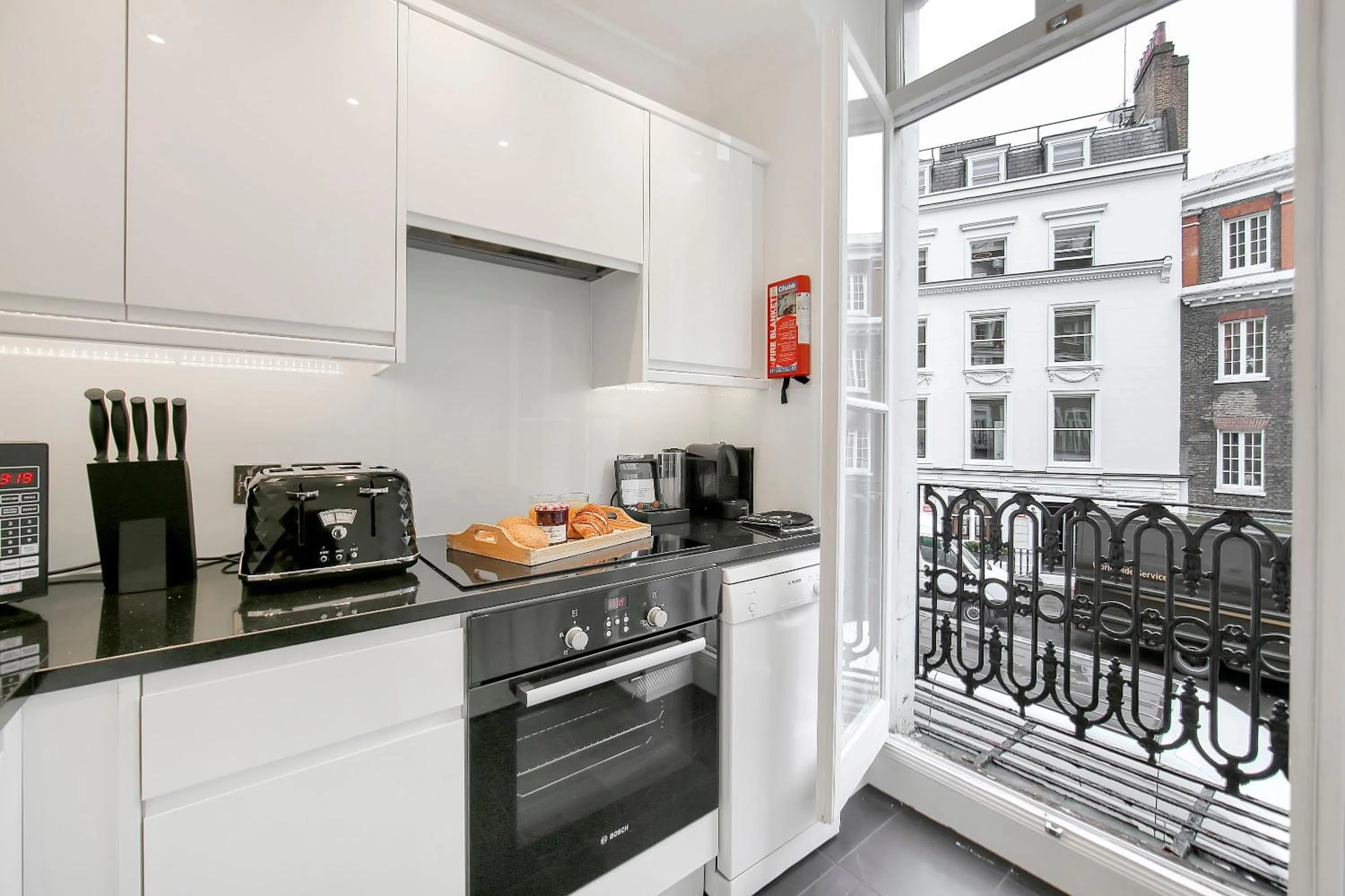 Photo of the whole room in 10 Curzon Street by Mansley