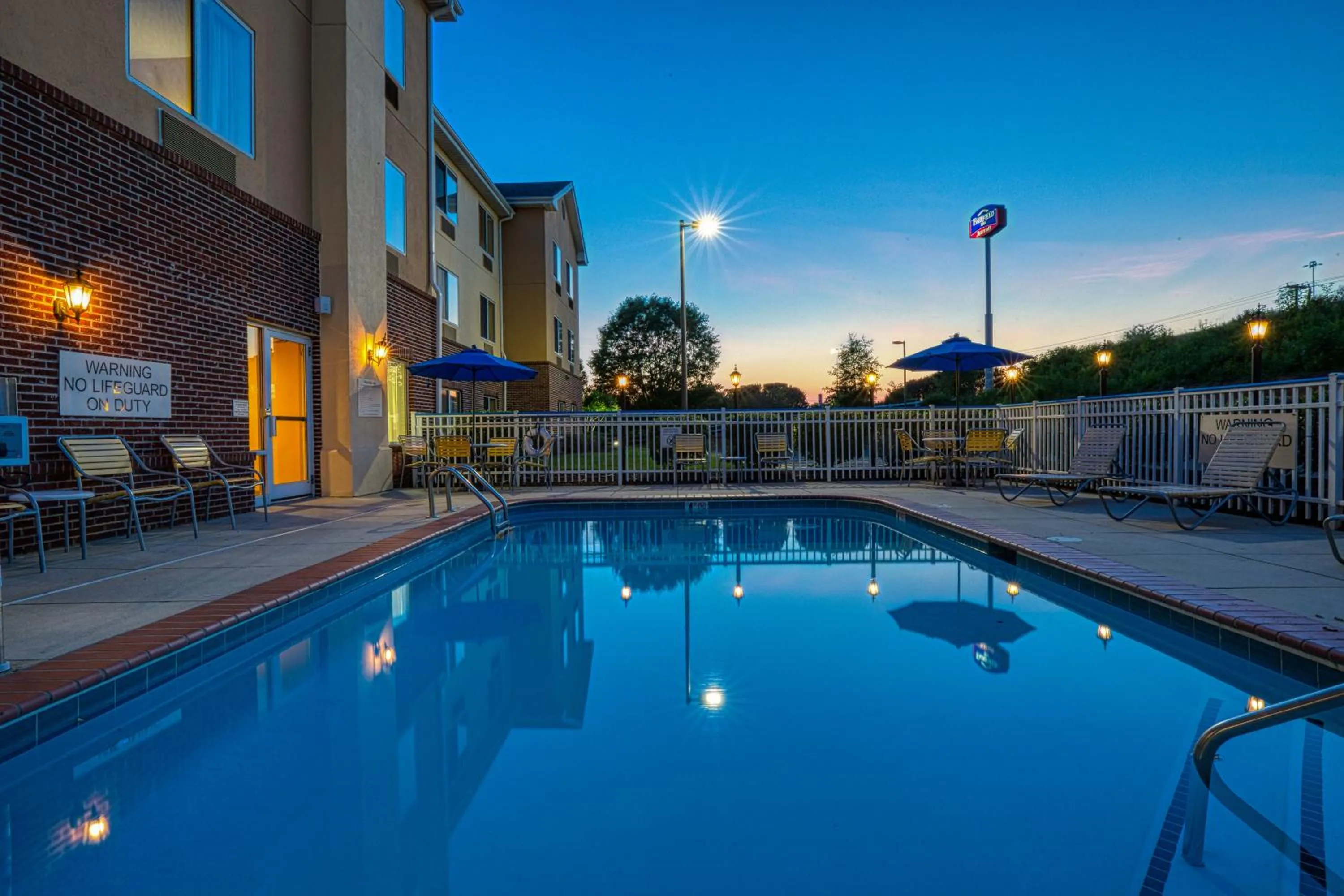 Swimming pool in Fairfield Inn Charlotte Mooresville Lake Norman