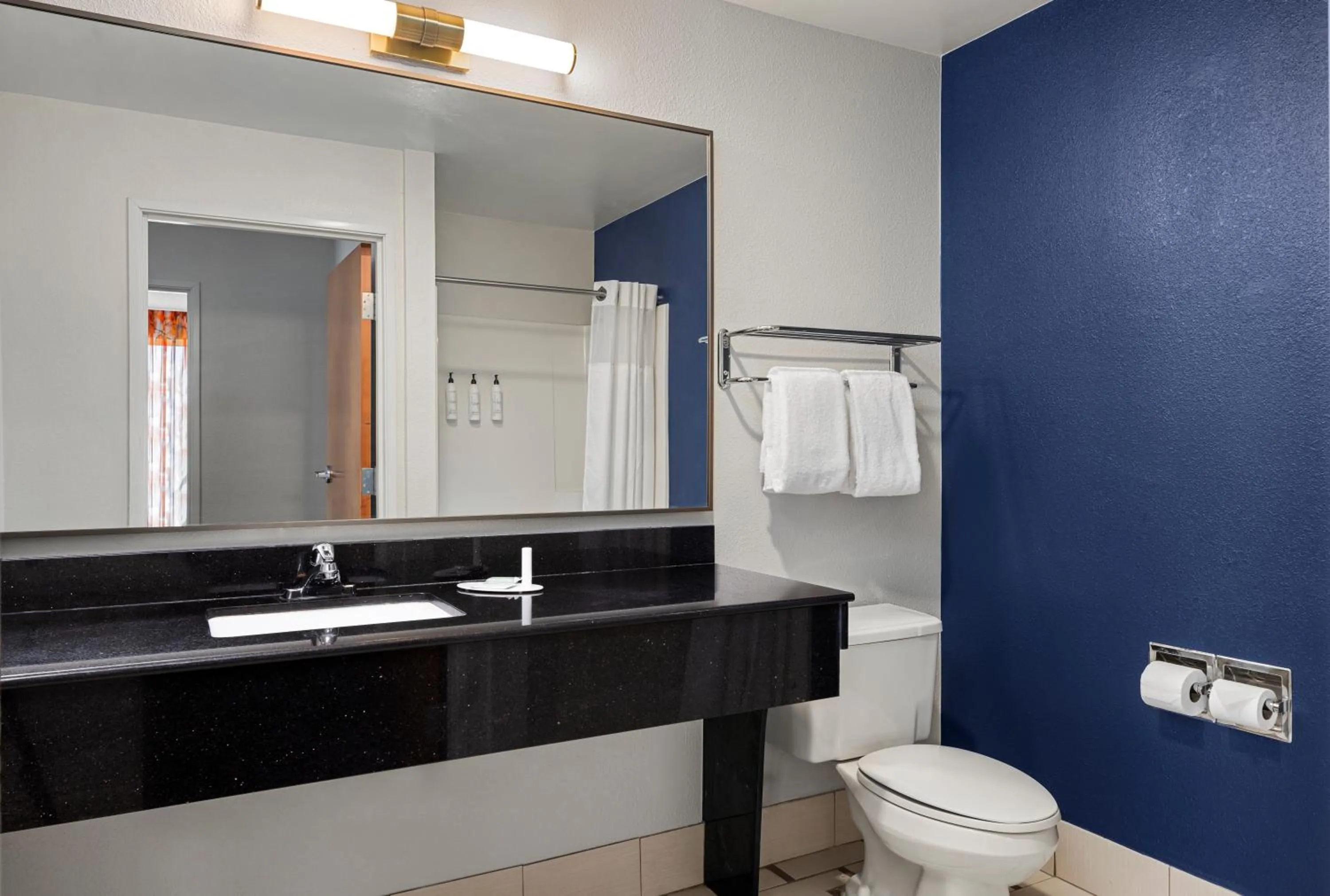 Bathroom in Fairfield Inn & Suites by Marriott Columbus East
