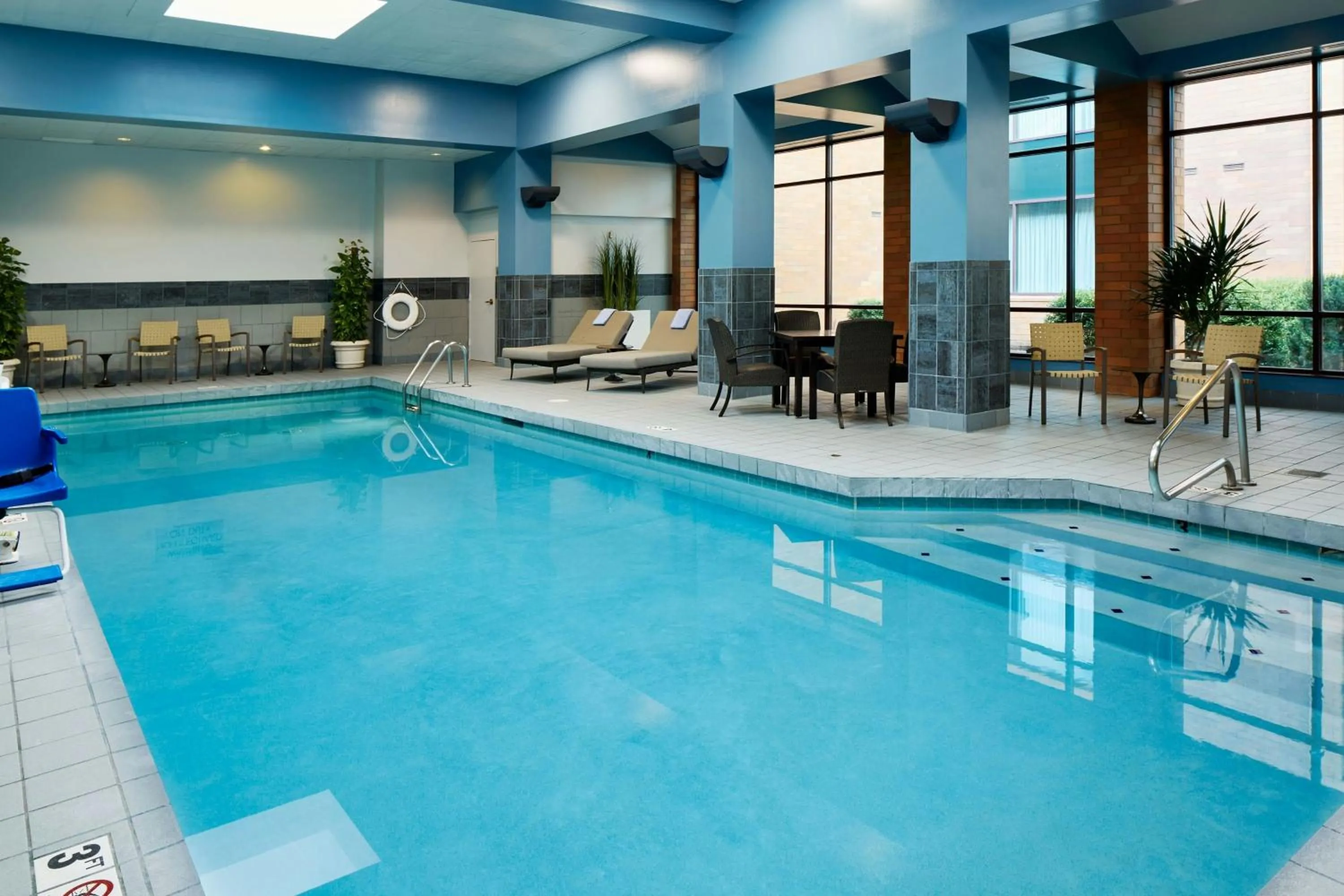 Swimming pool in Marriott Columbus Northwest