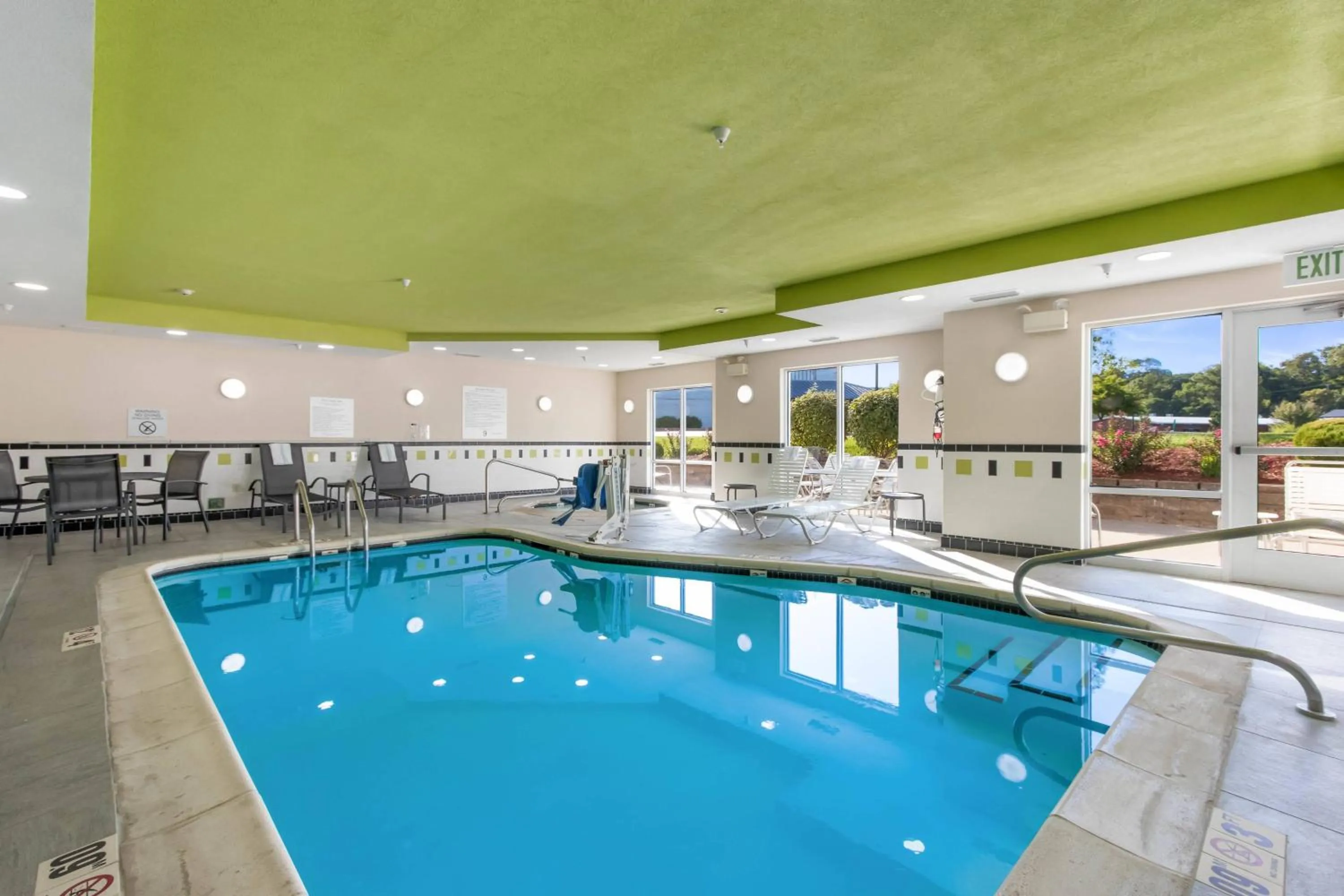 Swimming pool in Fairfield Inn & Suites Columbia
