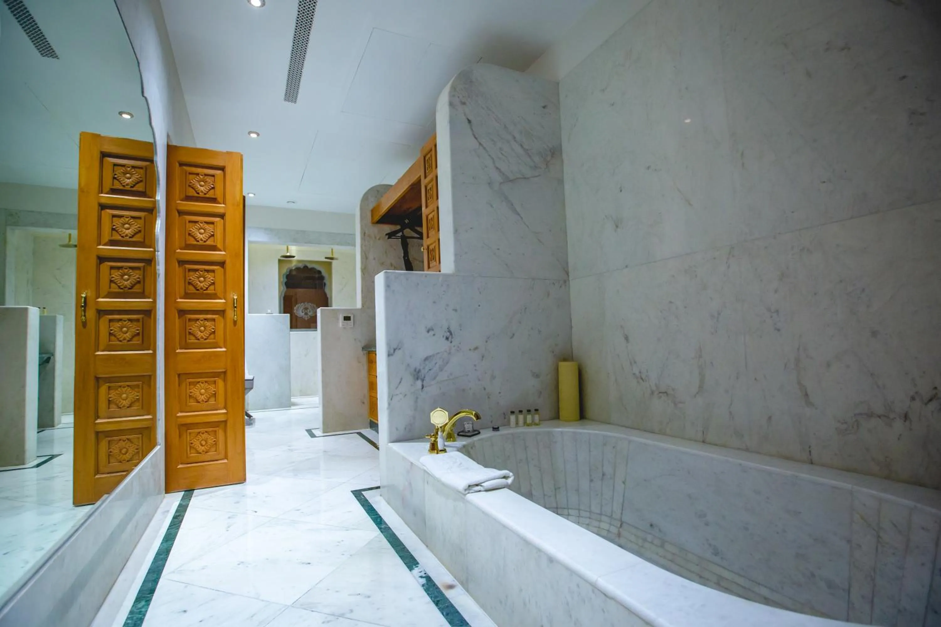 Shower in Buena Vista Luxury Garden Spa Resort