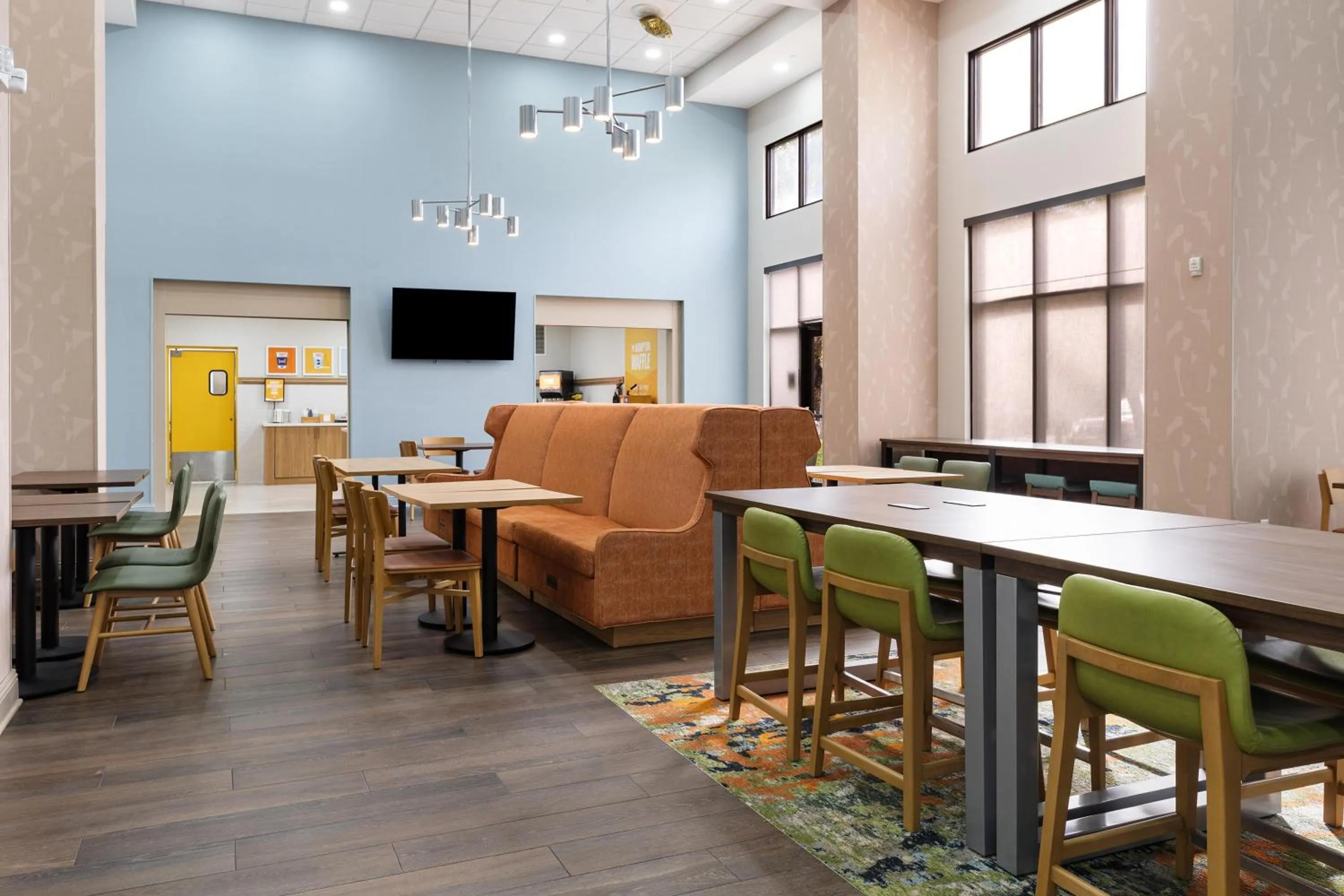 Breakfast in Hampton Inn & Suites Tampa-Wesley Chapel